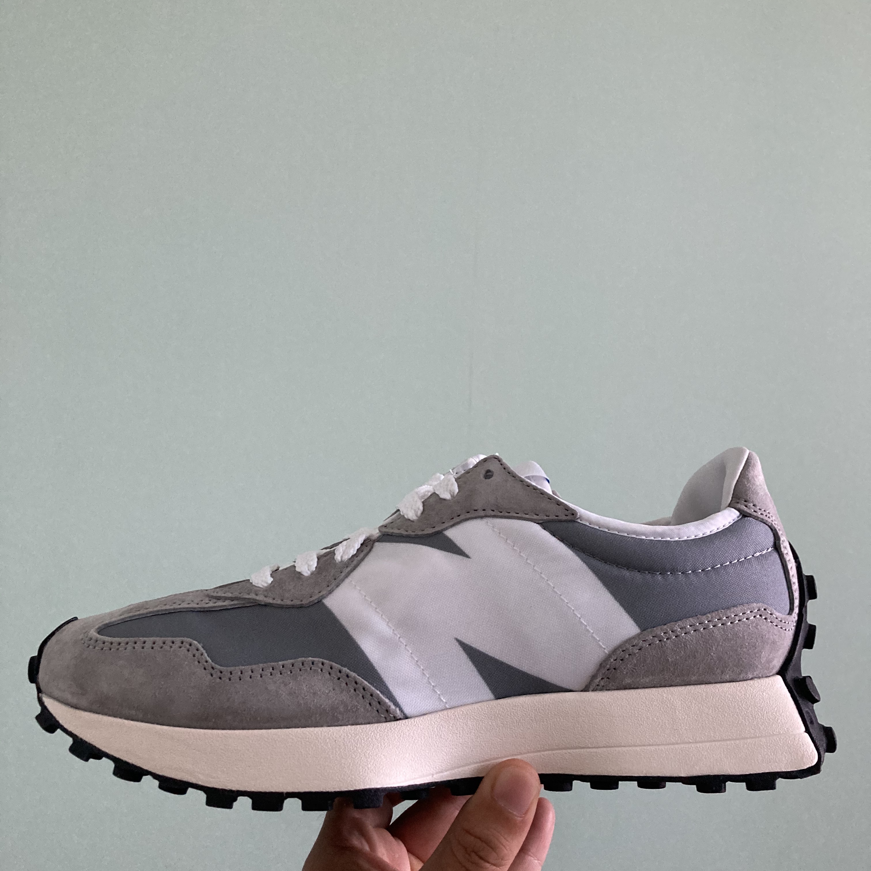 New Balance 327 Grey 착용 스타일 - 3