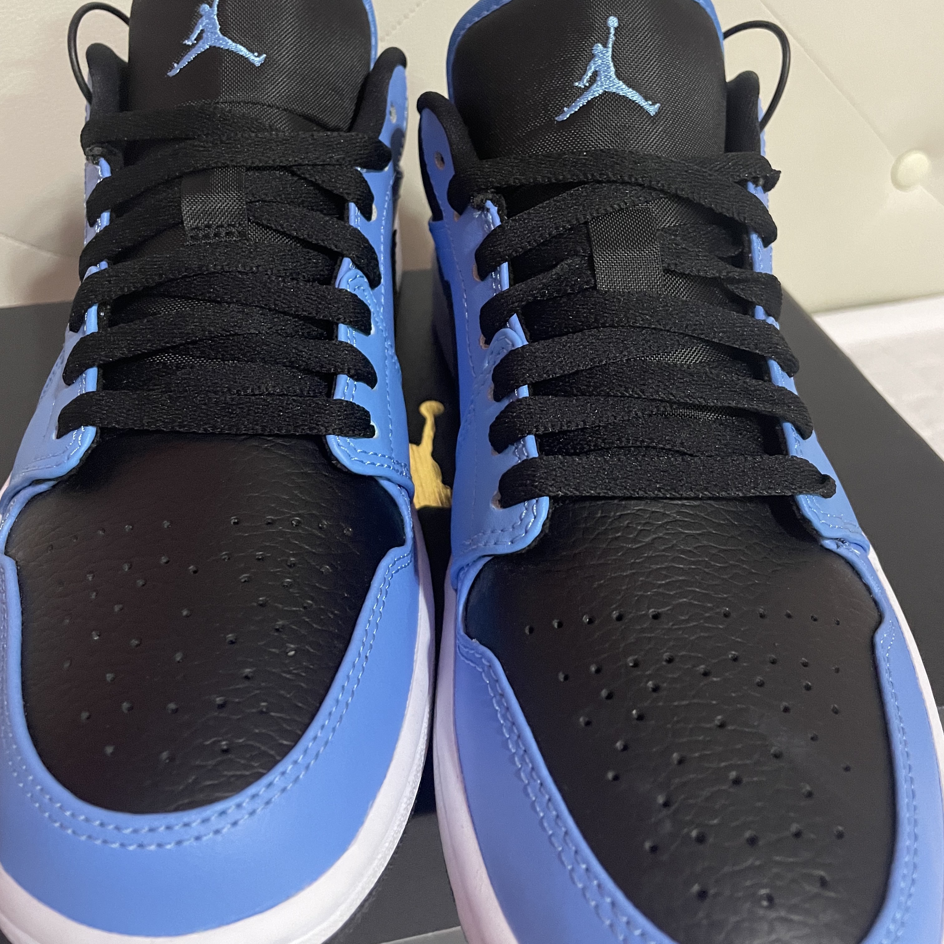 Jordan 1 Low University Blue Black 착용 스타일 - 2