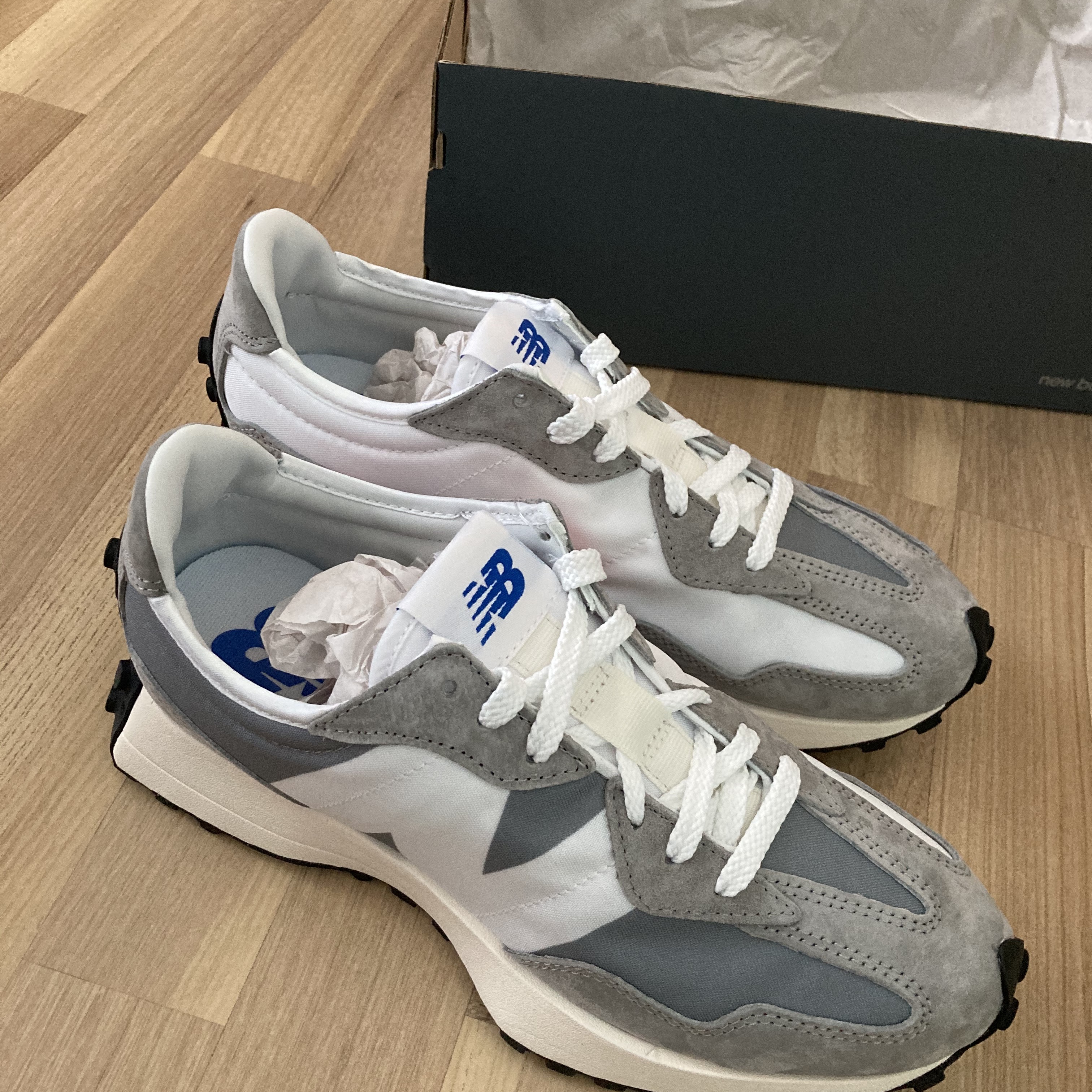 New Balance 327 Grey 착용 스타일 - 2