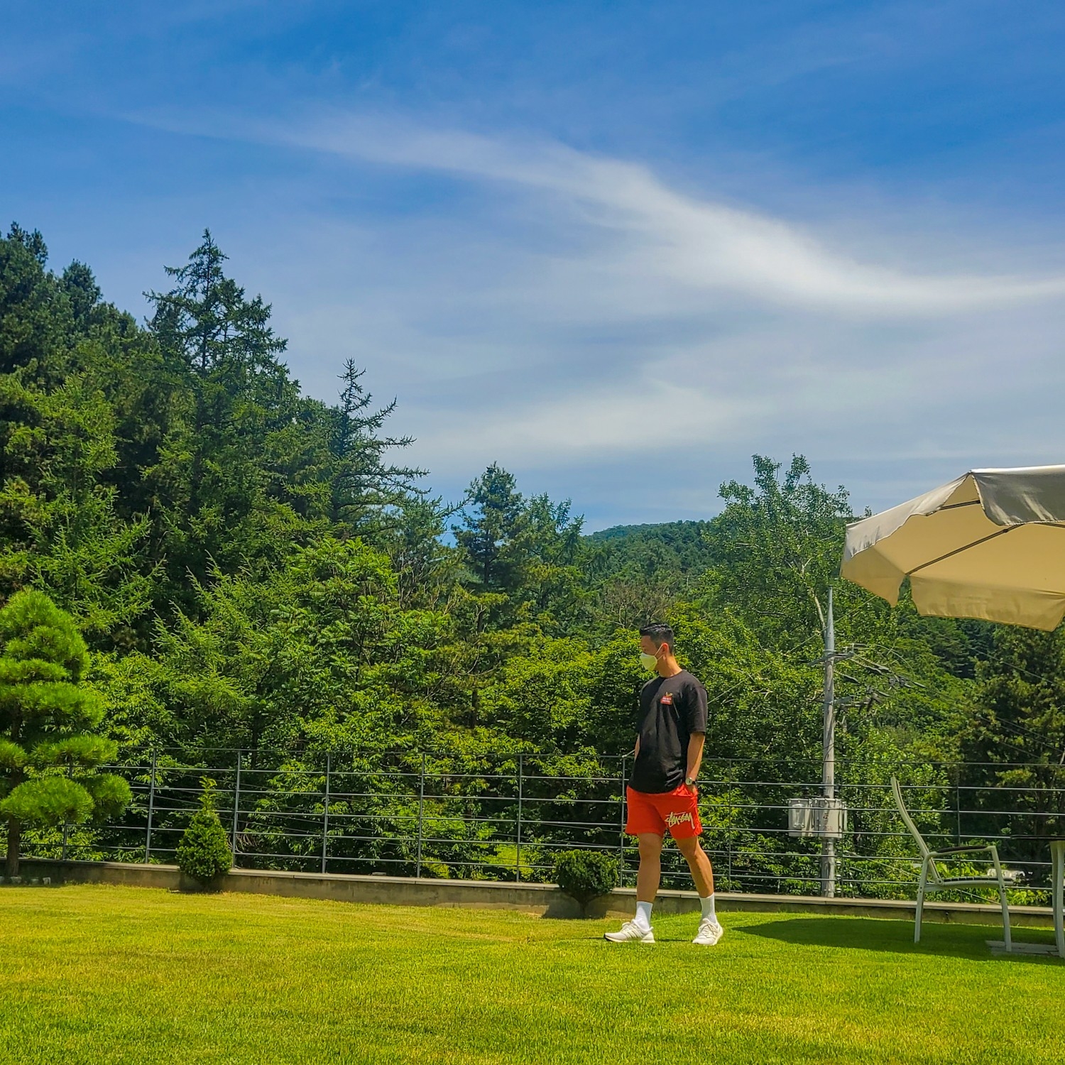Nike x Stussy Water Shorts Habanero Red, Palace x Stella Artois P-Skim T-Shirt Black - 21SS 착용 스타일 - 3