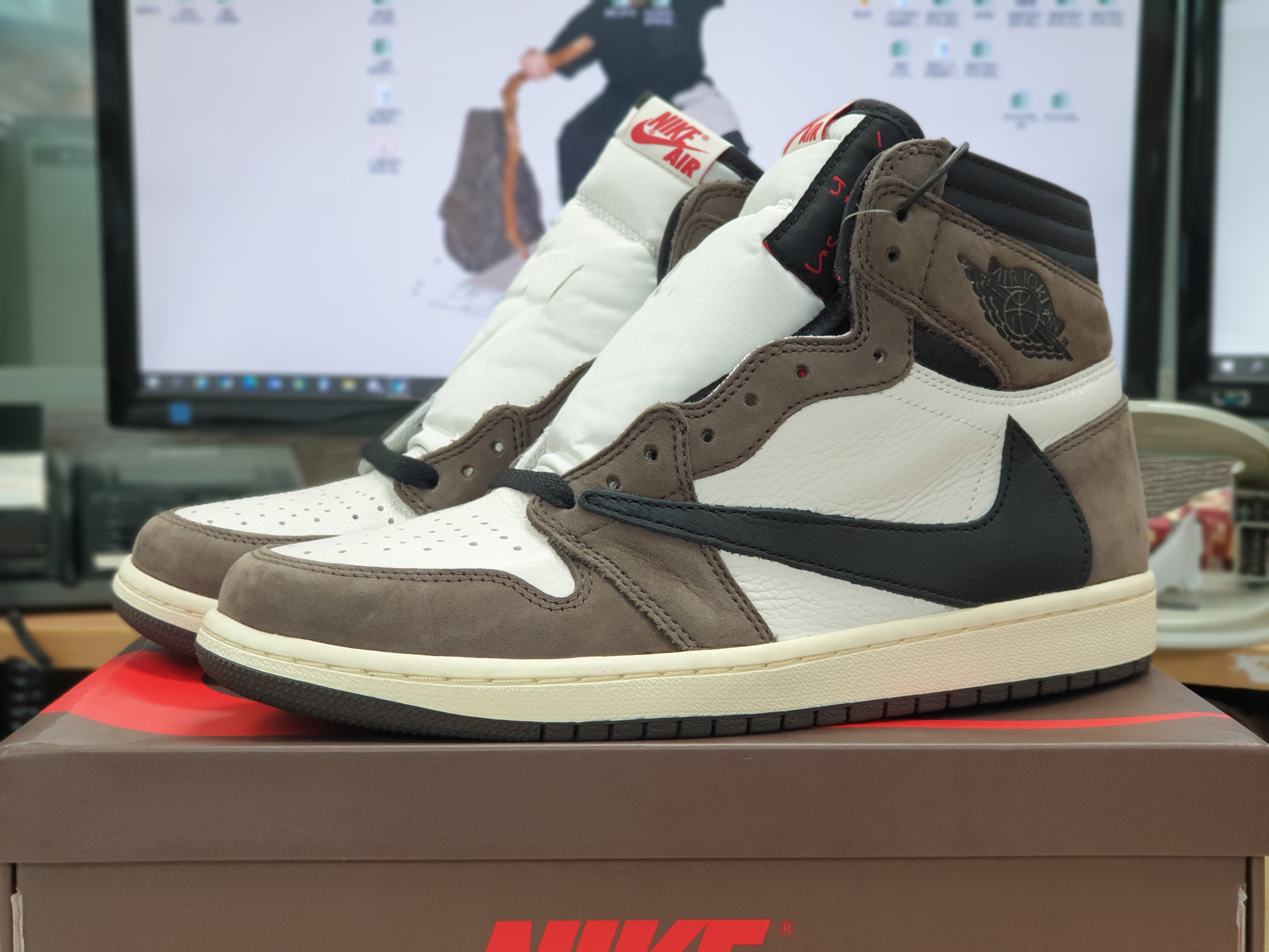 Jordan 1 x Travis Scott Retro High OG SP Mocha 착용 스타일
