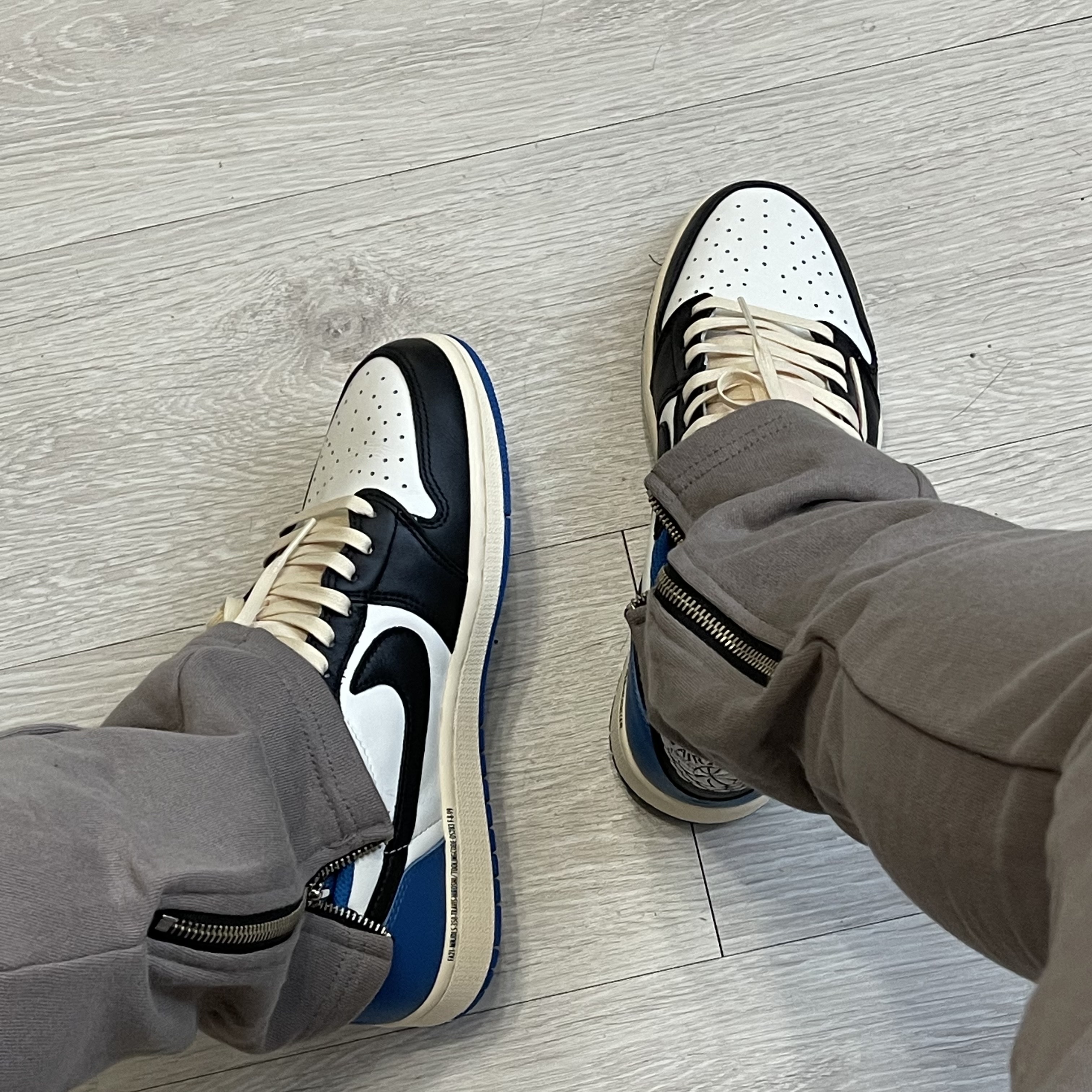 Jordan 1 x Travis Scott x Fragment Retro Low OG SP Military Blue 착용 스타일 - 2