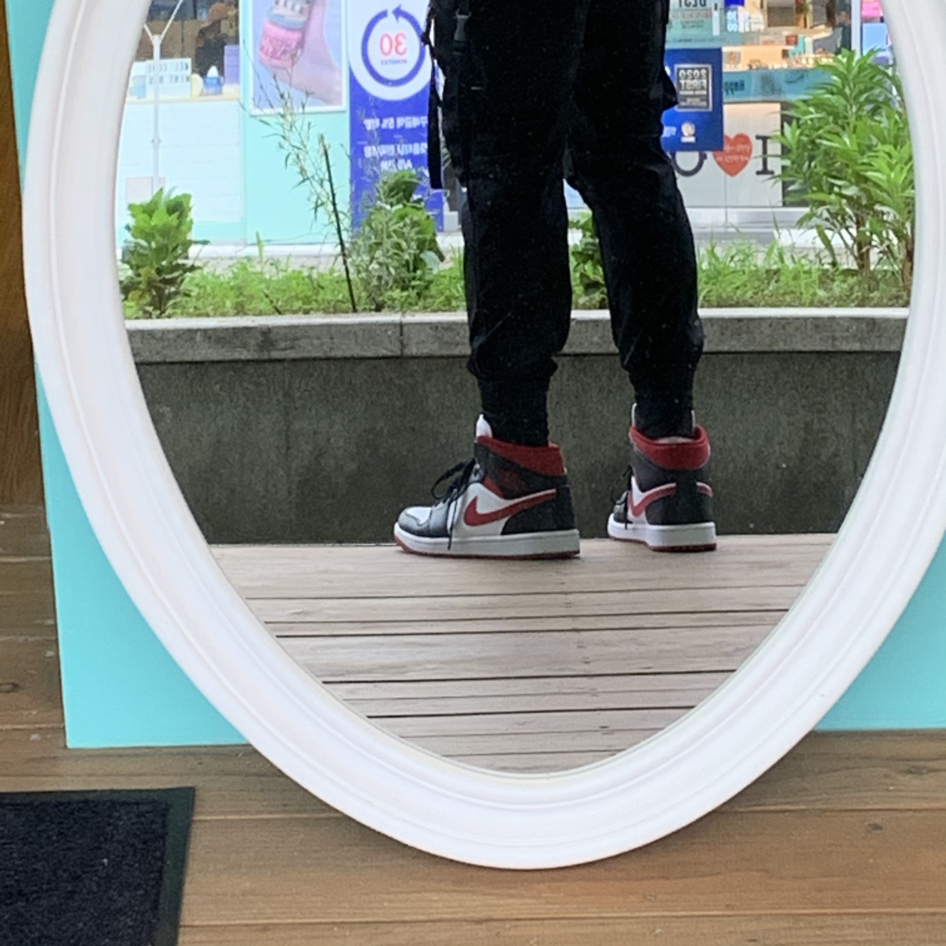 Jordan 1 Mid Gym Red Black White 착용 스타일 - 5