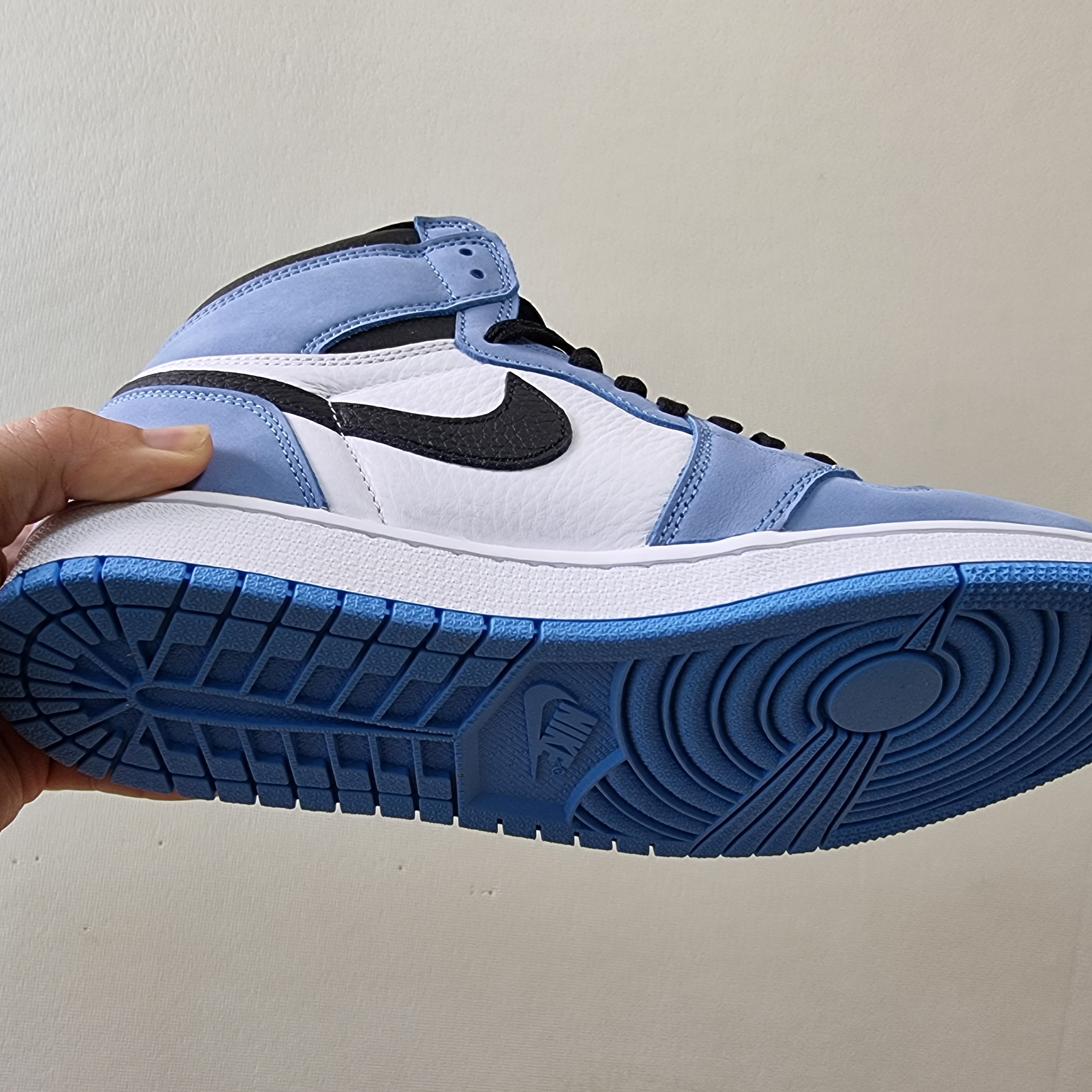 Jordan 1 Retro High OG University Blue 착용 스타일 - 3