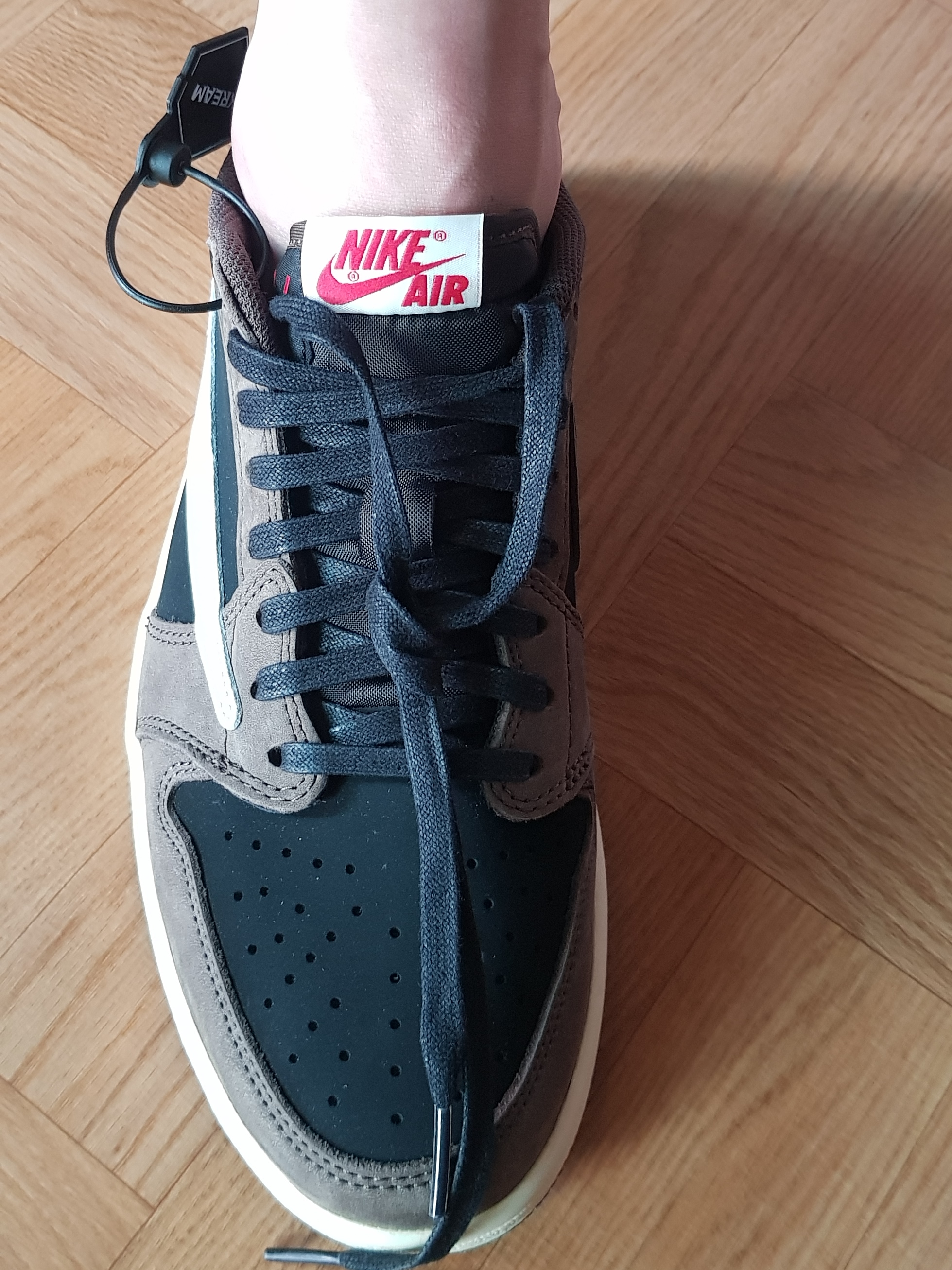 Jordan 1 x Travis Scott Retro Low OG SP Mocha 착용 스타일 - 1