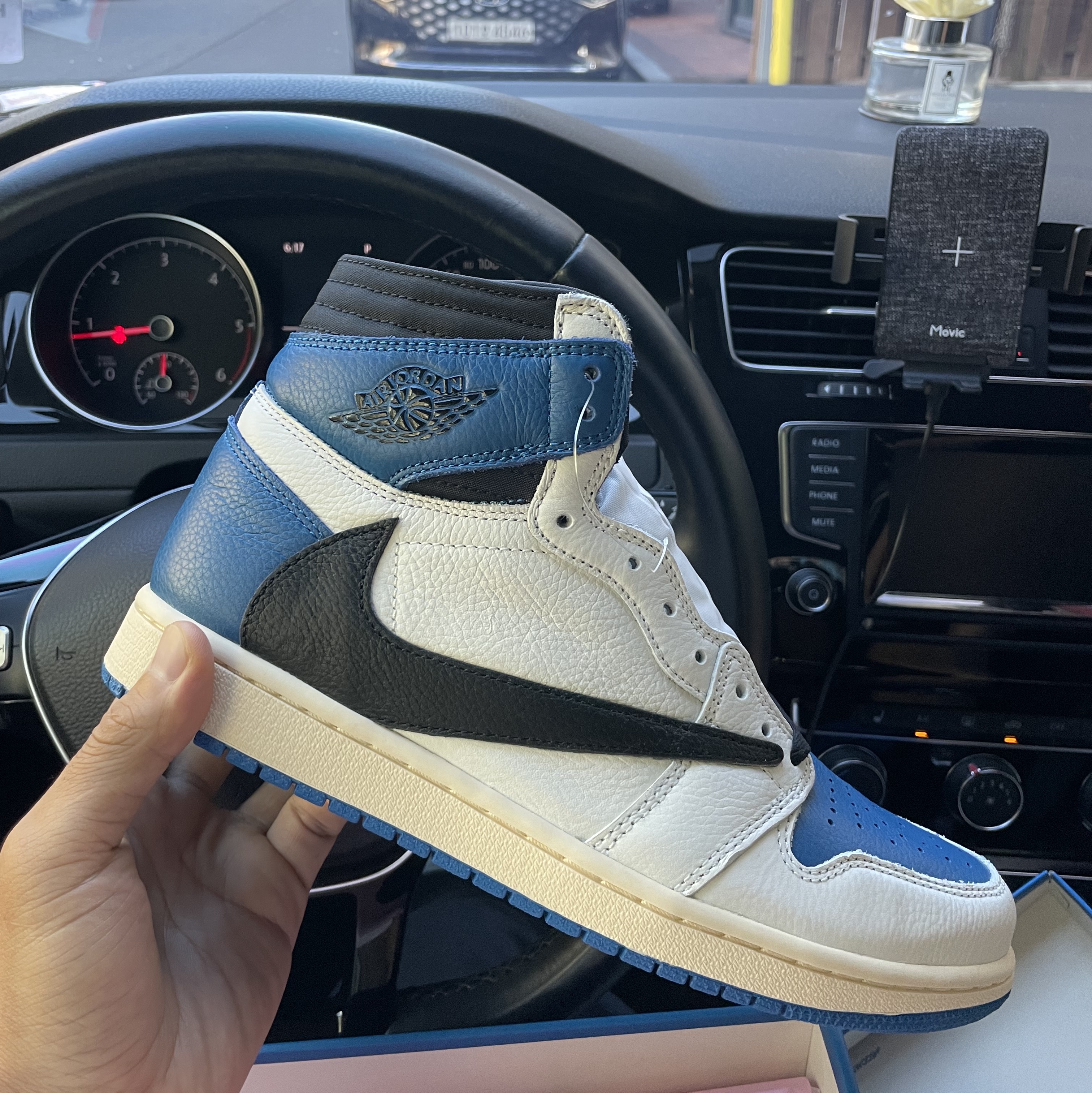 Jordan 1 x Travis Scott x Fragment Retro High OG SP Military Blue 착용 스타일