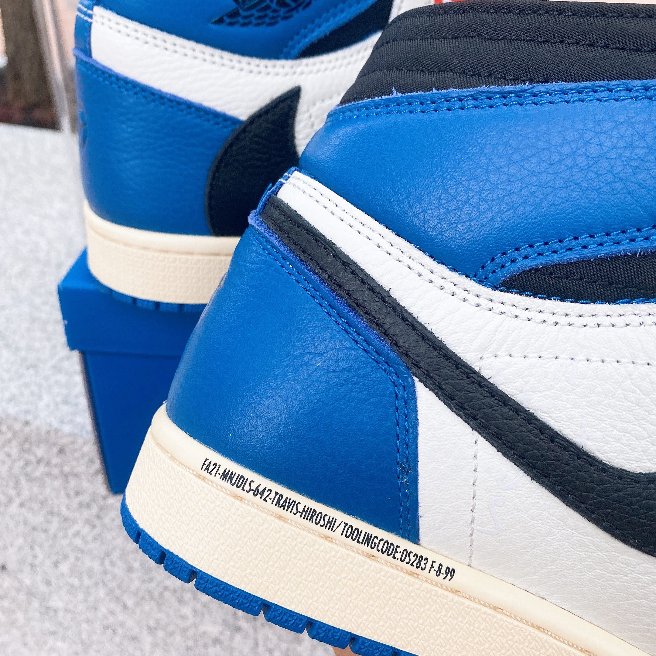 Jordan 1 x Travis Scott x Fragment Retro High OG SP Military Blue 착용 스타일 - 4