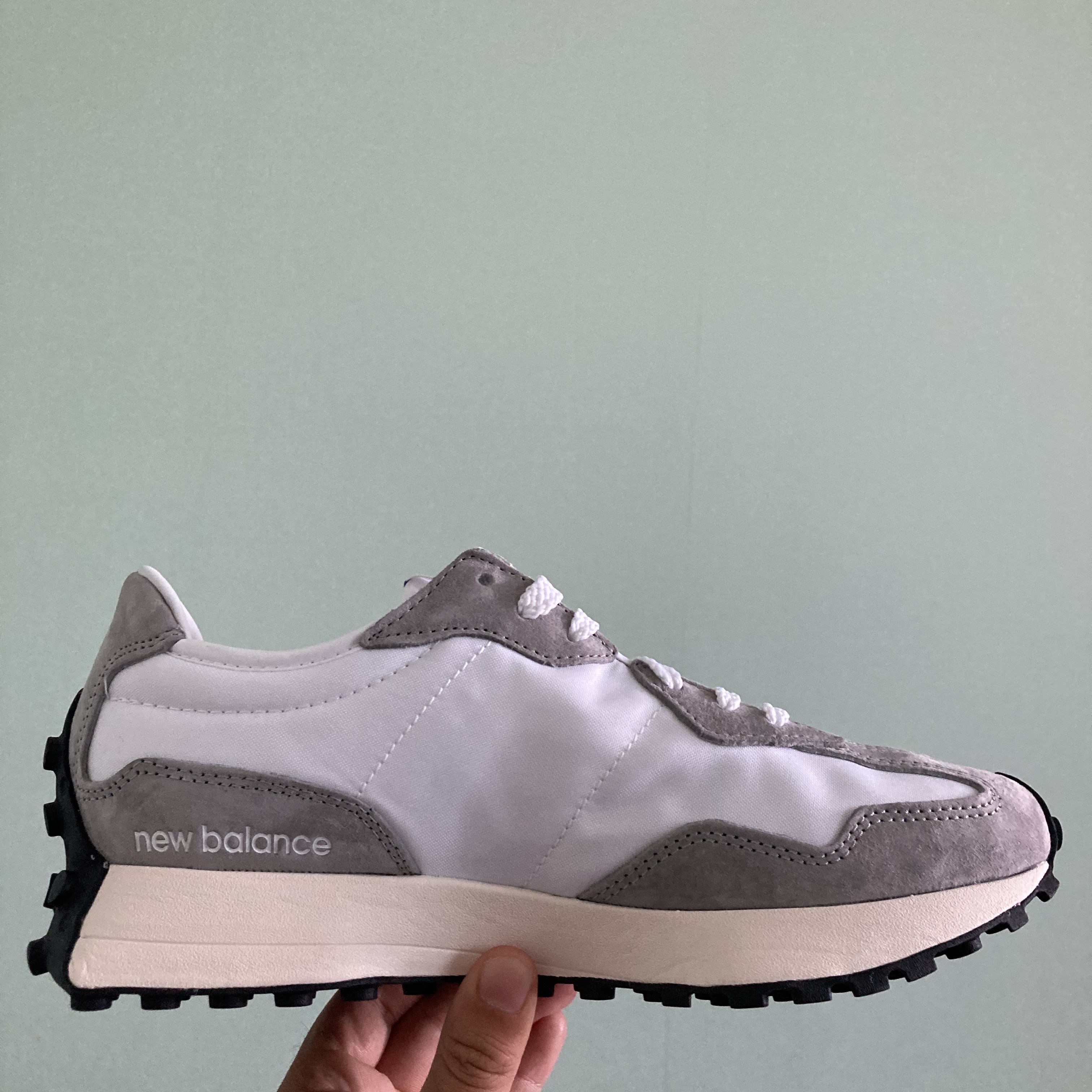 New Balance 327 Grey 착용 스타일 - 4