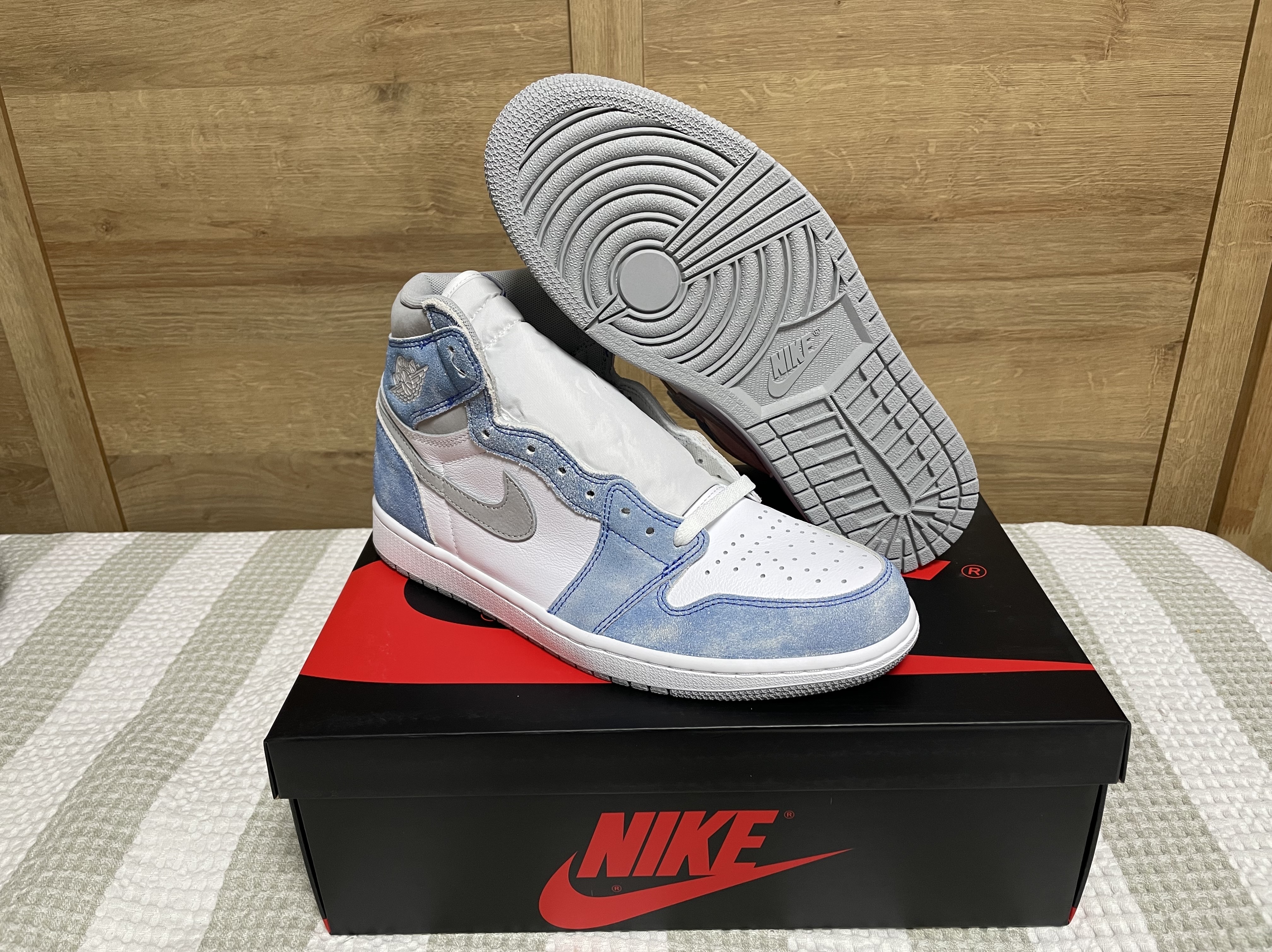 Jordan 1 Retro High OG Hyper Royal 착용 스타일 - 1