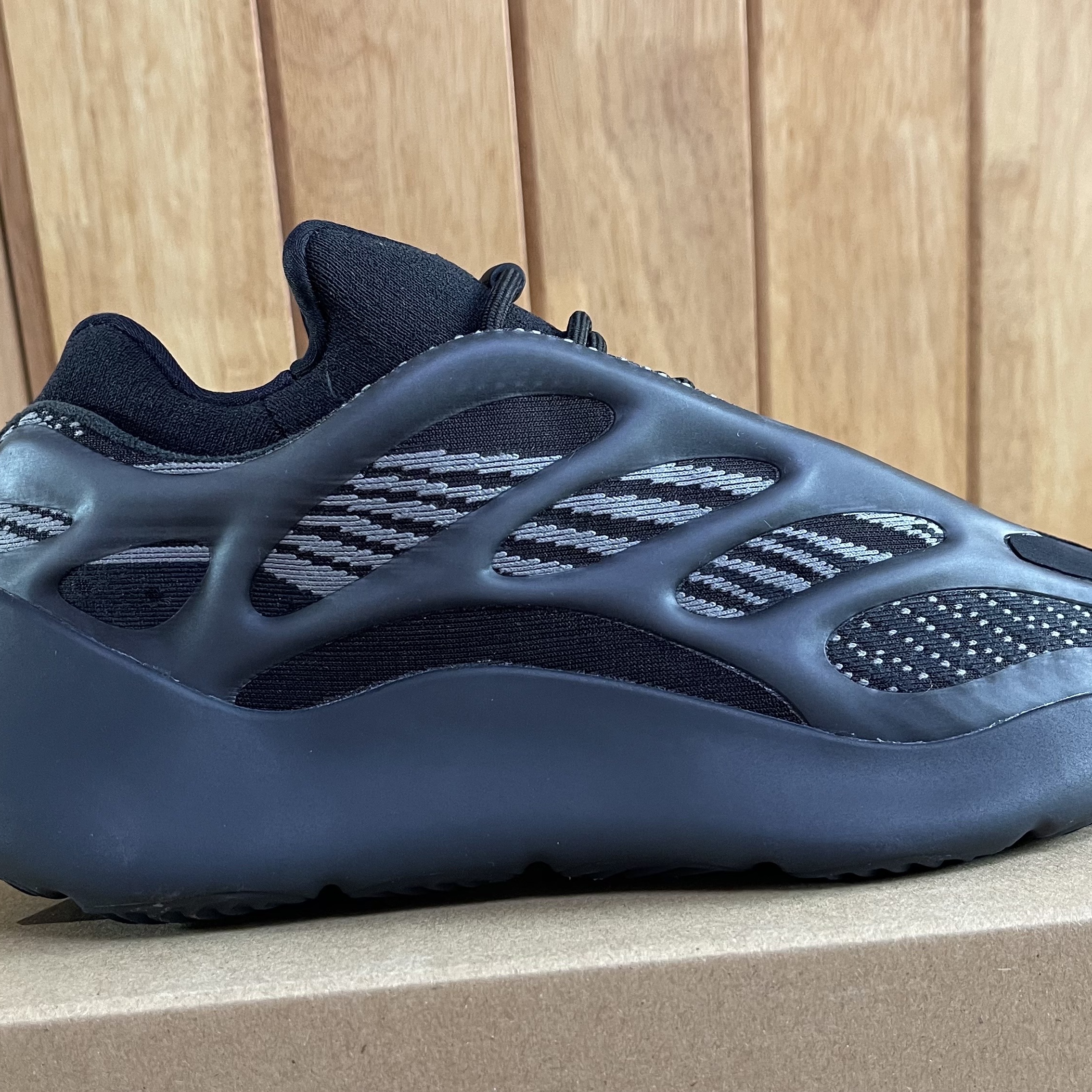 Adidas Yeezy 700 V3 Dark Glow 착용 스타일 - 1
