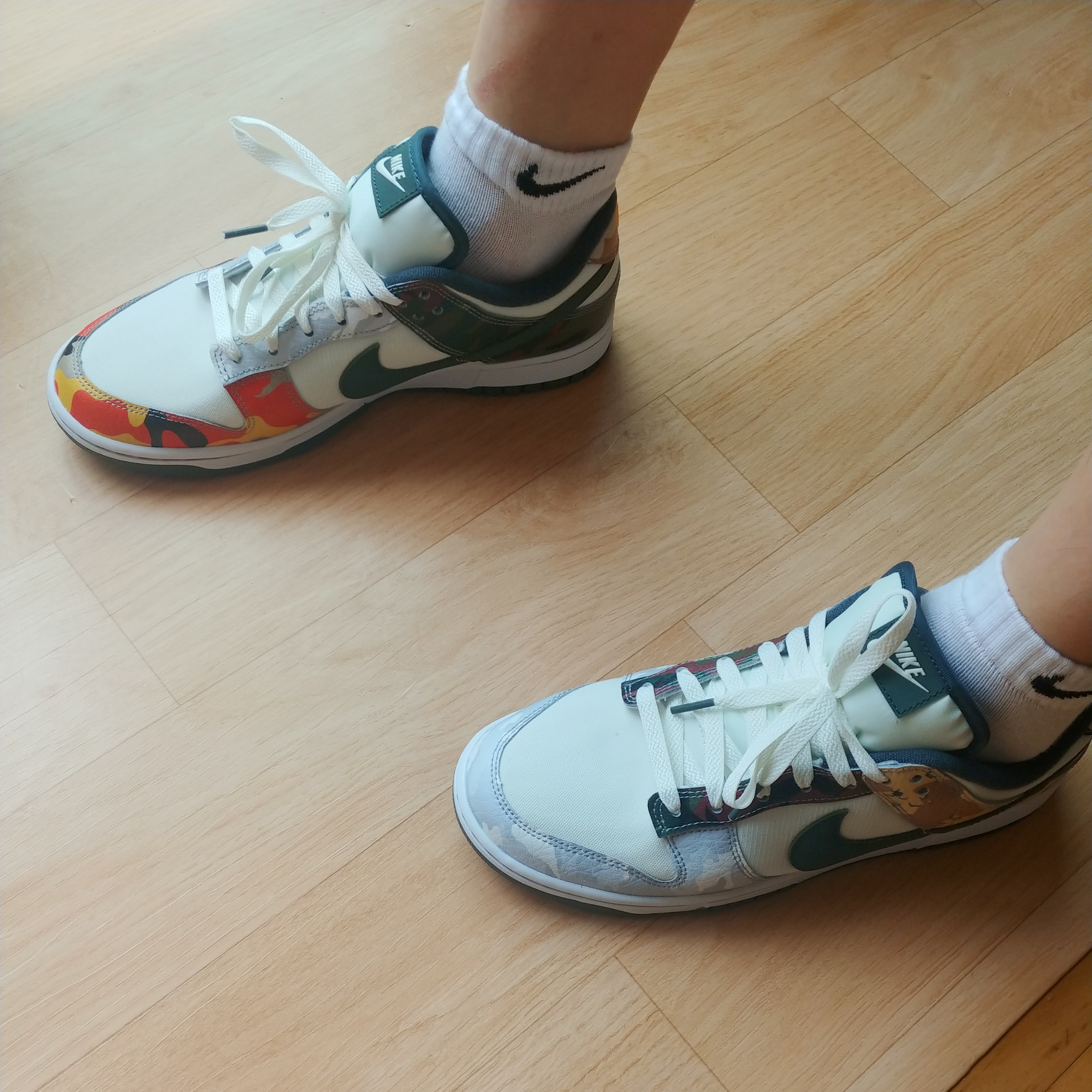 Nike Dunk Low SE Sail Multi Camo, Nike x Stussy Water Shorts Habanero Red 착용 스타일 - 5