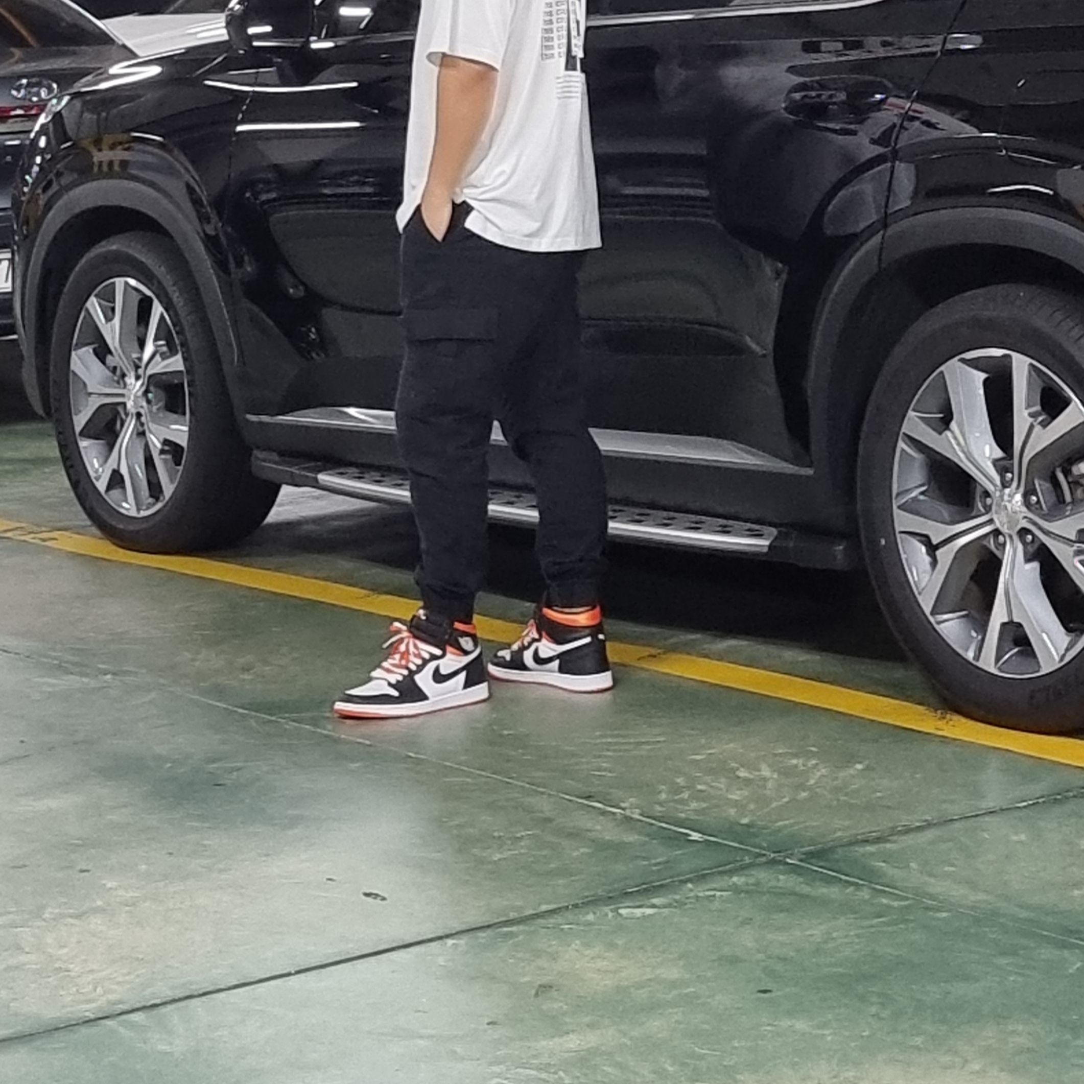 Jordan 1 Retro High OG Electro Orange 착용 스타일