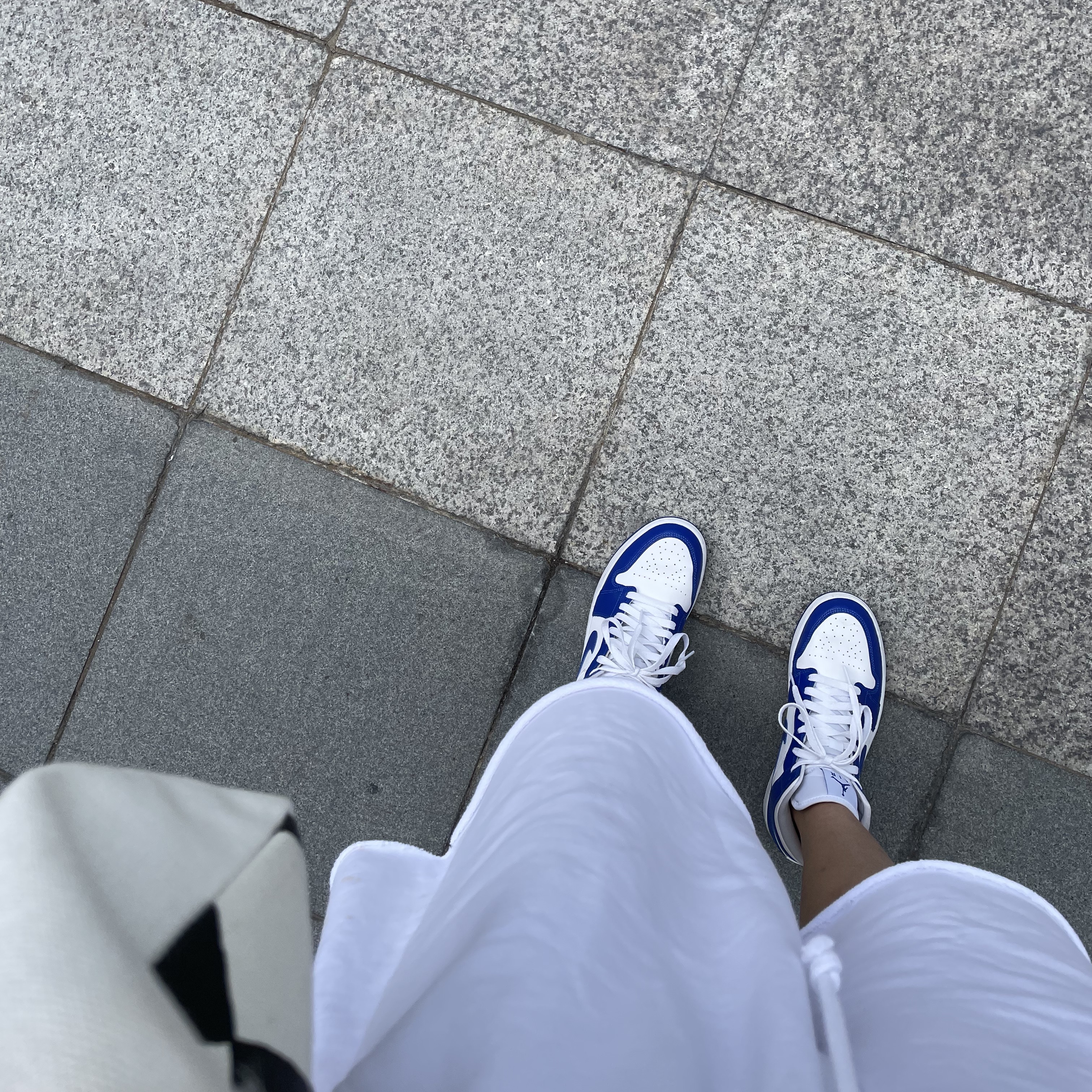 (W) Jordan 1 Mid White Hyper Royal 착용 스타일 - 2