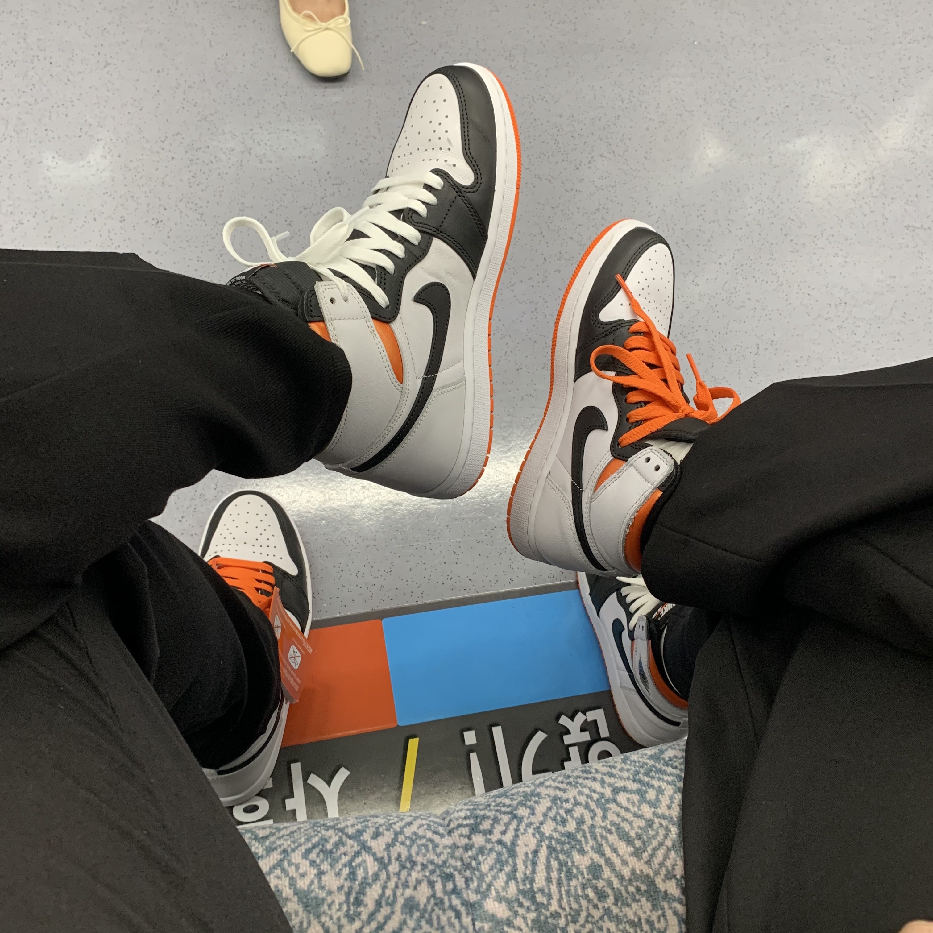 Jordan 1 Retro High OG Electro Orange 착용 스타일 - 4