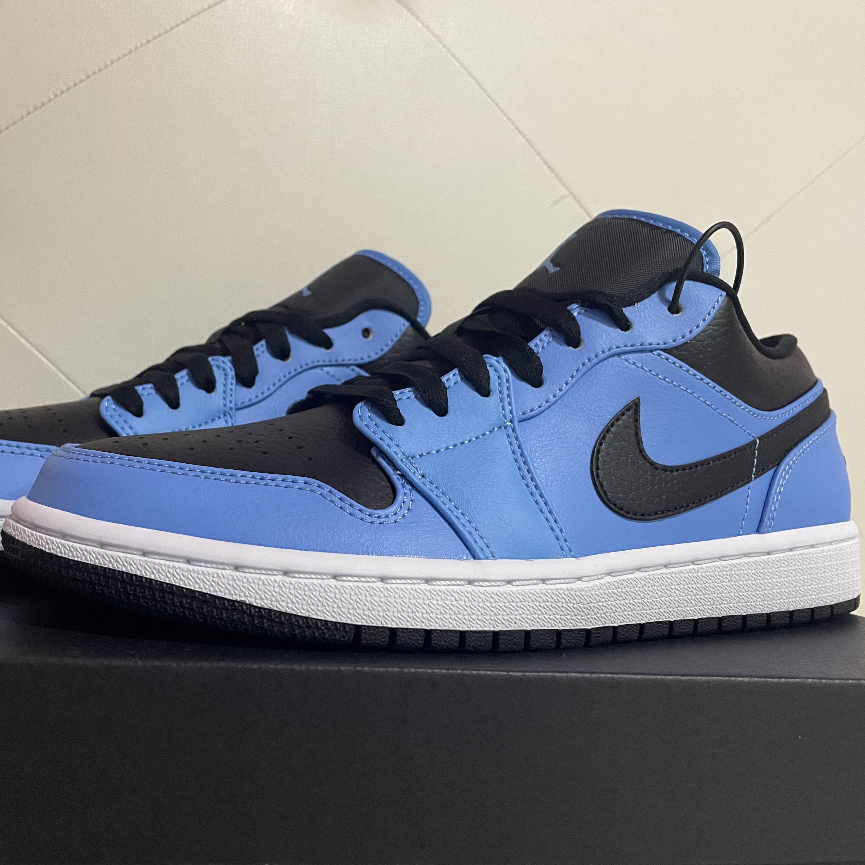 Jordan 1 Low University Blue Black 착용 스타일 - 5