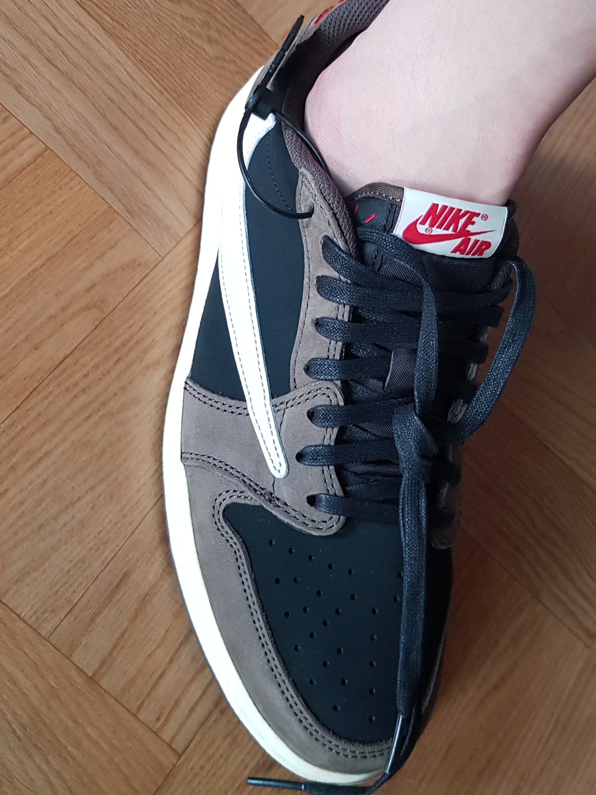 Jordan 1 x Travis Scott Retro Low OG SP Mocha 착용 스타일 - 2