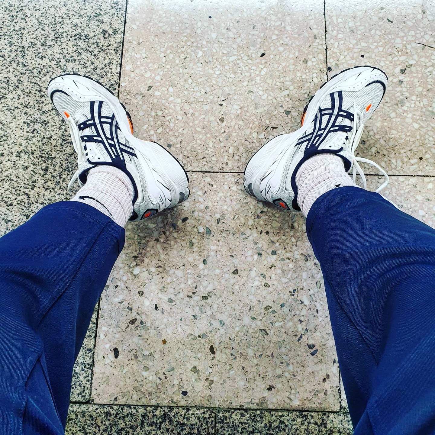 Asics Gel-1090 White Midnight 착용 스타일 - 2
