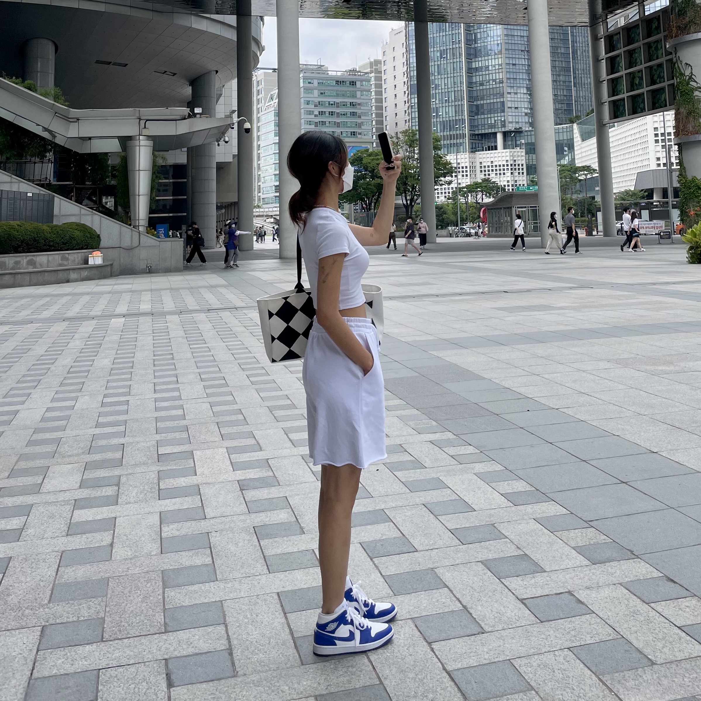 (W) Jordan 1 Mid White Hyper Royal 착용 스타일 - 1