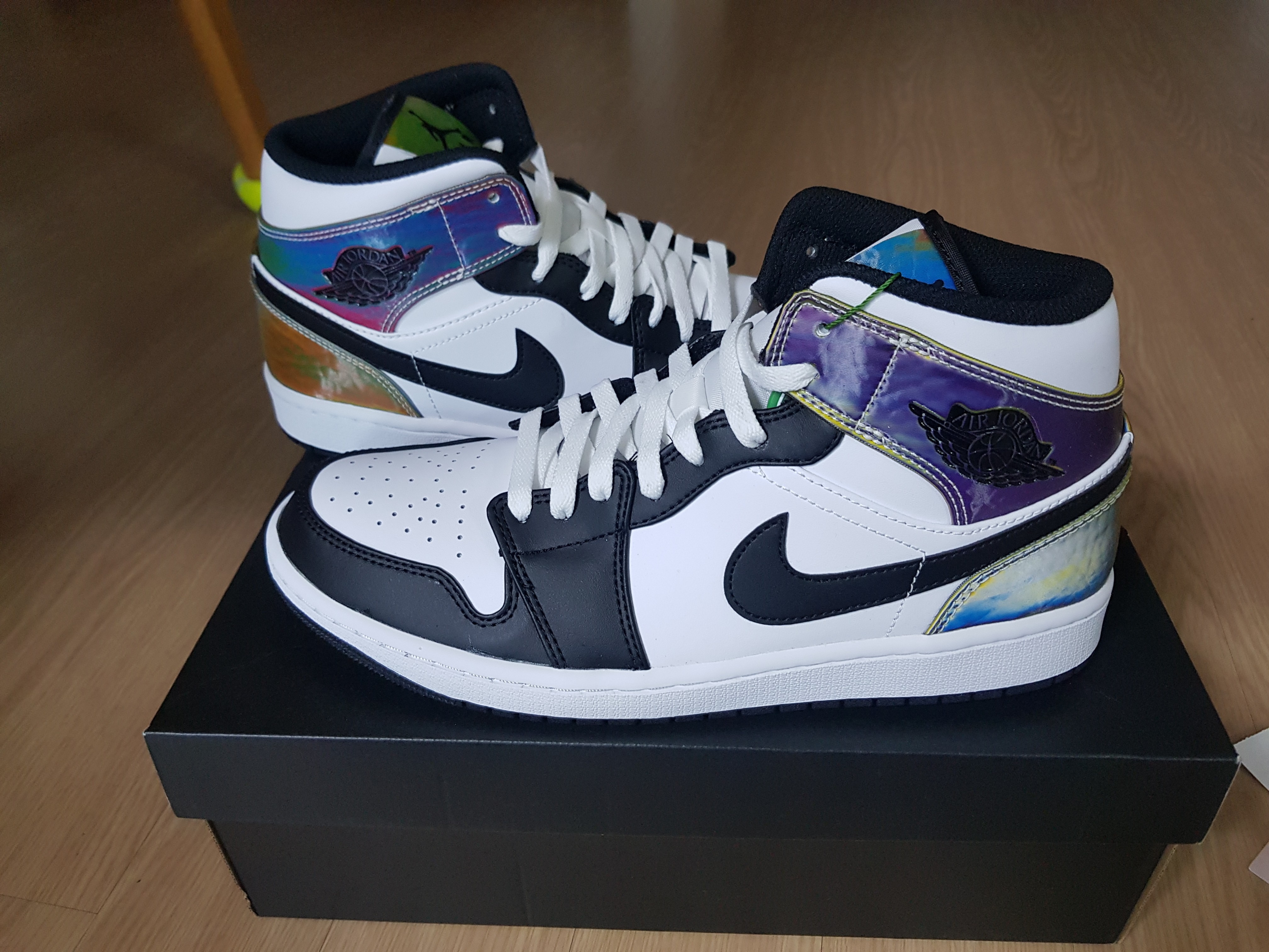 Jordan 1 Mid SE Heat Reactive 착용 스타일 - 1