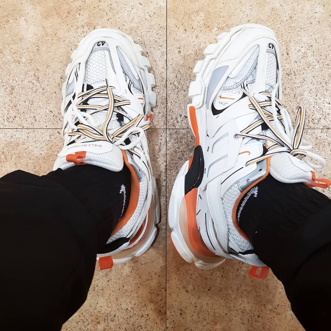 Balenciaga Triple S Trainer Black Red 2018, Balenciaga Track Sneakers White Orange 2019 착용 스타일 - 2
