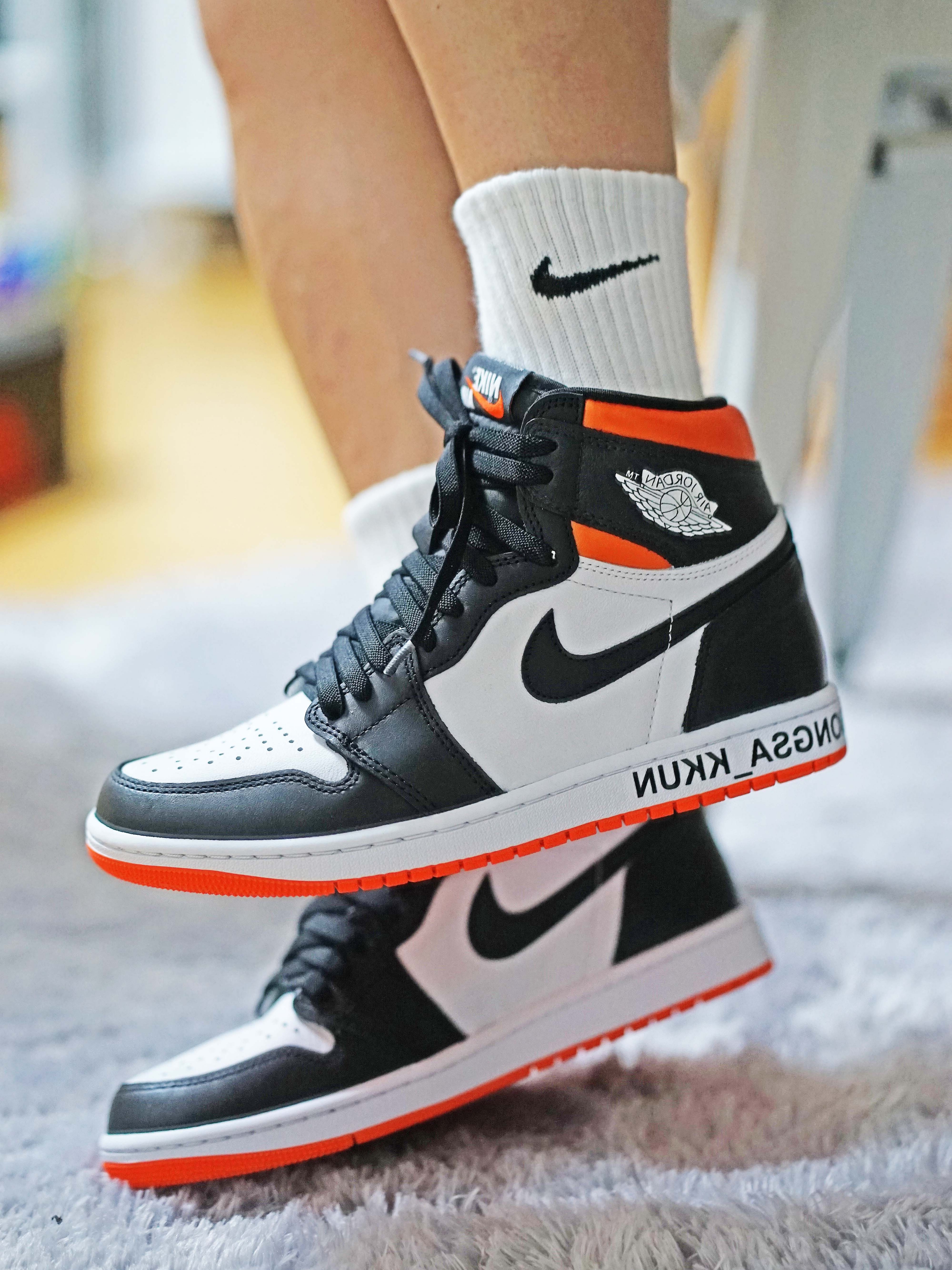 Jordan 1 Retro High OG Electro Orange 착용 스타일 - 5