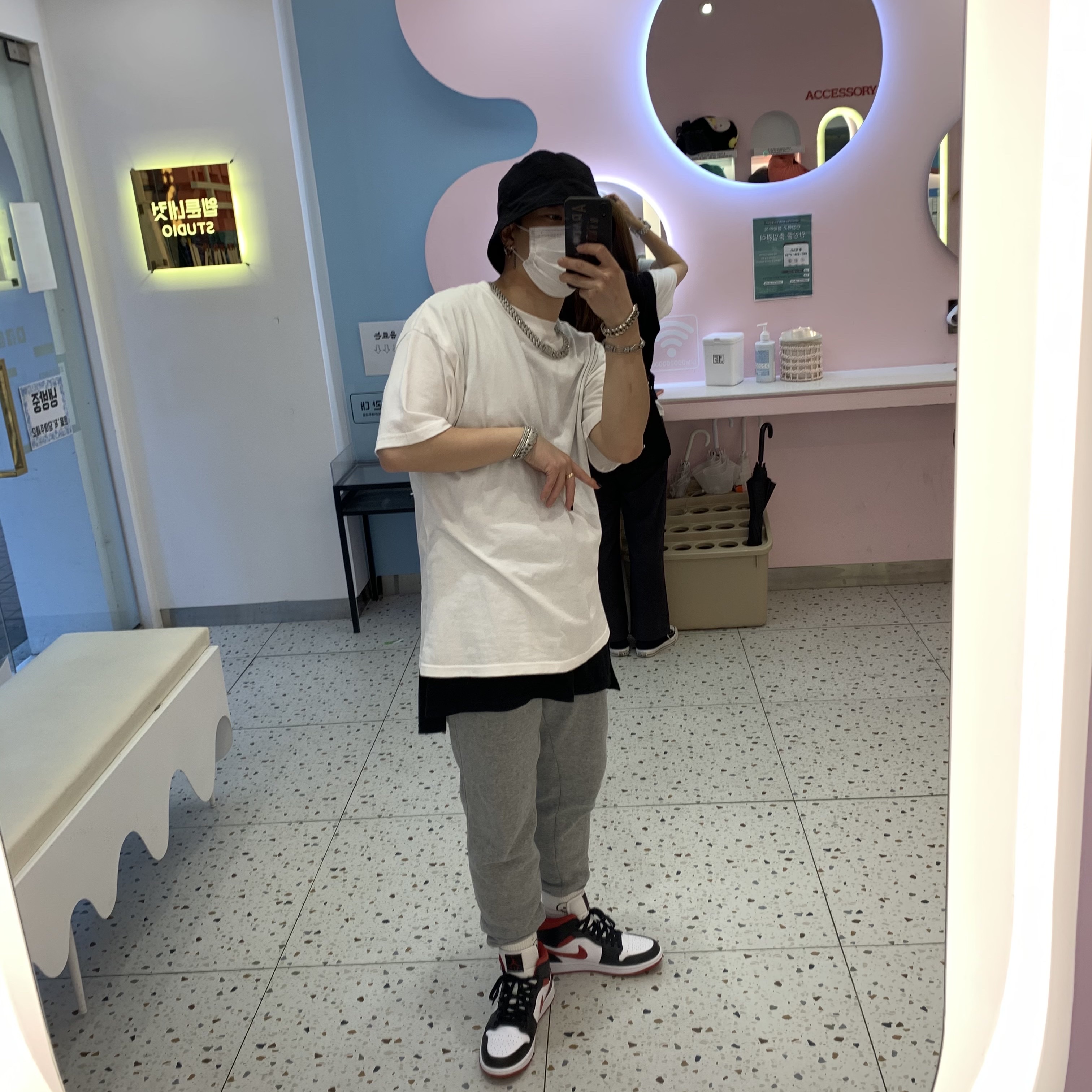 Jordan 1 Mid Gym Red Black White 착용 스타일 - 4