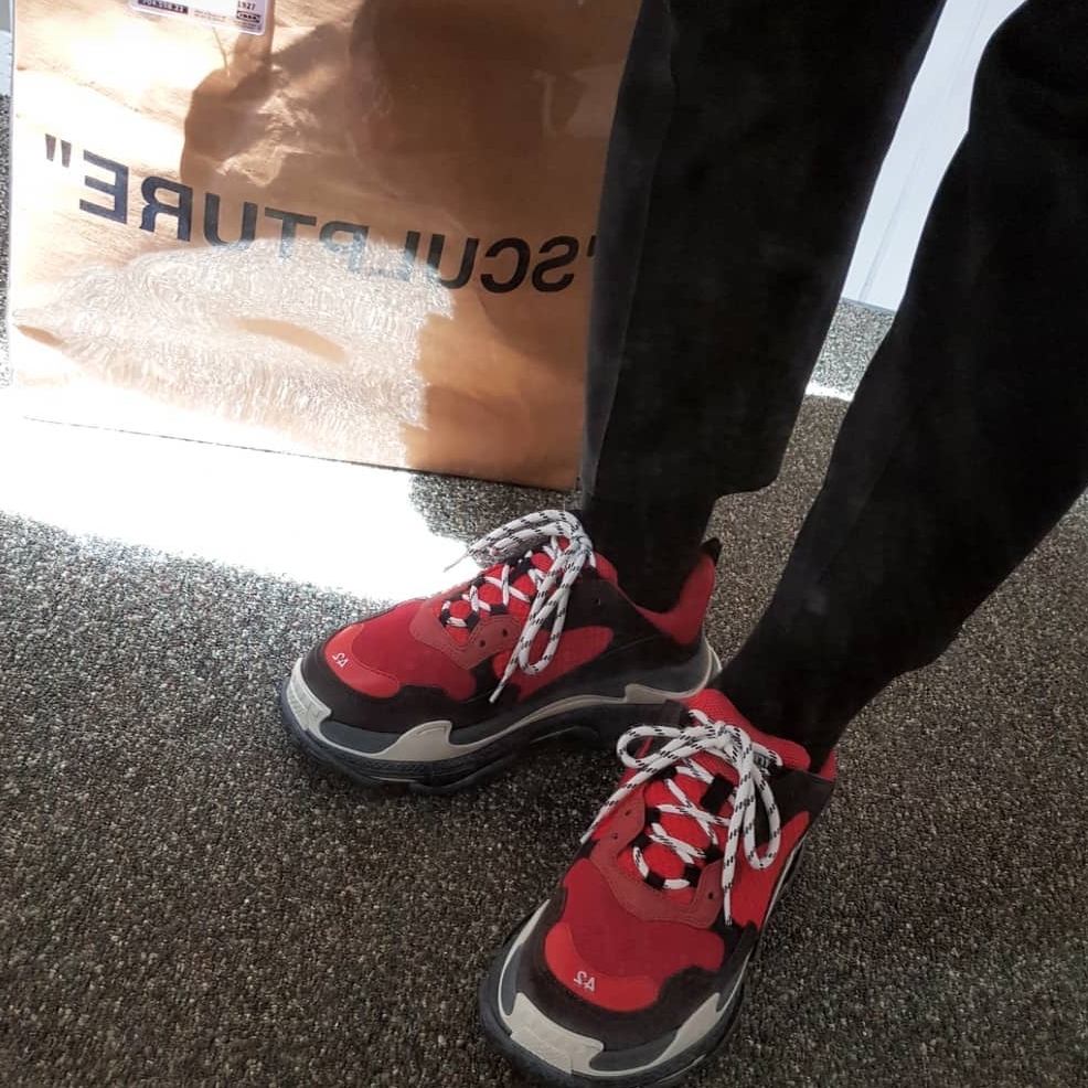 Balenciaga Triple S Trainer Black Red 2018, Balenciaga Track Sneakers White Orange 2019 착용 스타일 - 3