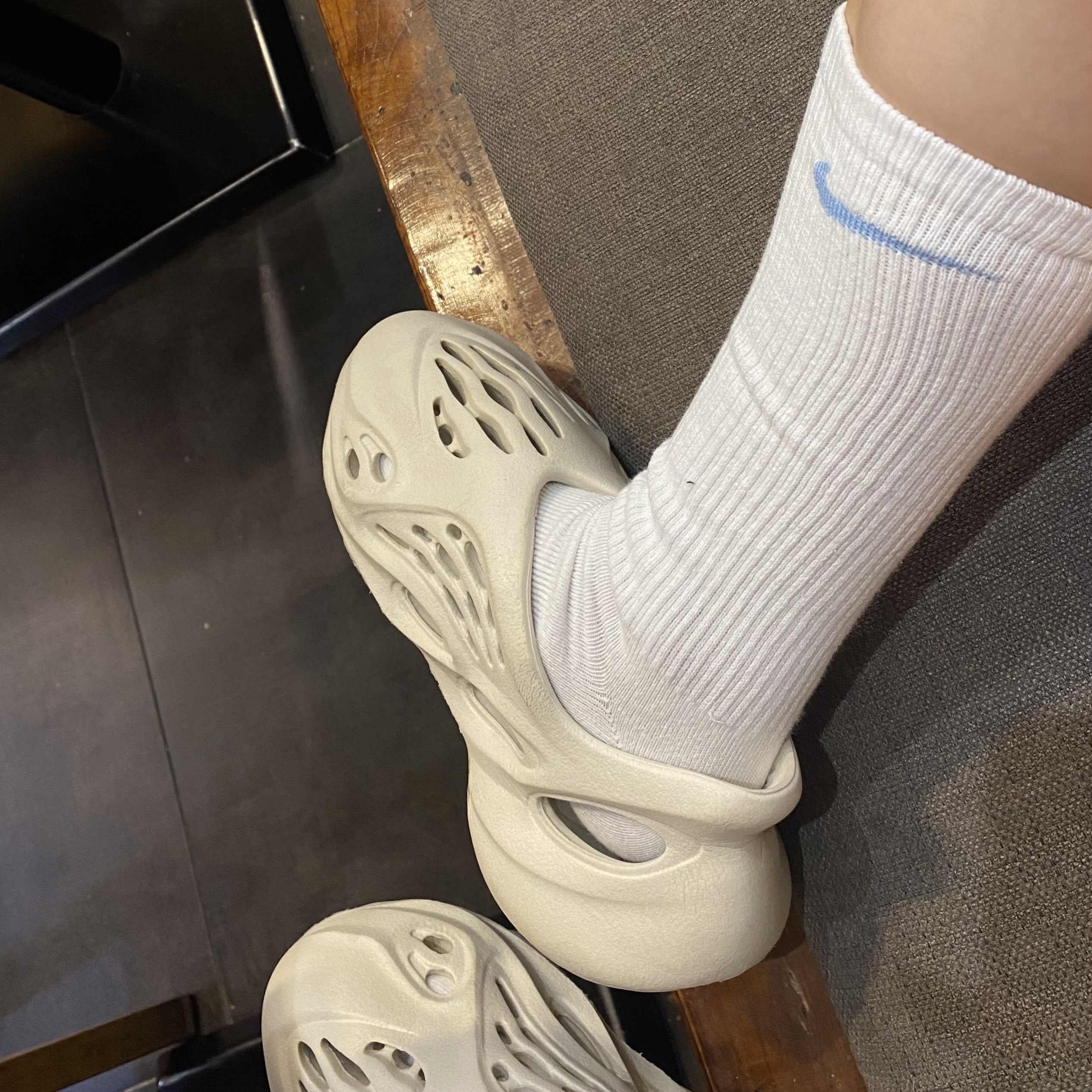 Adidas Yeezy Foam RNNR Sand 착용 스타일