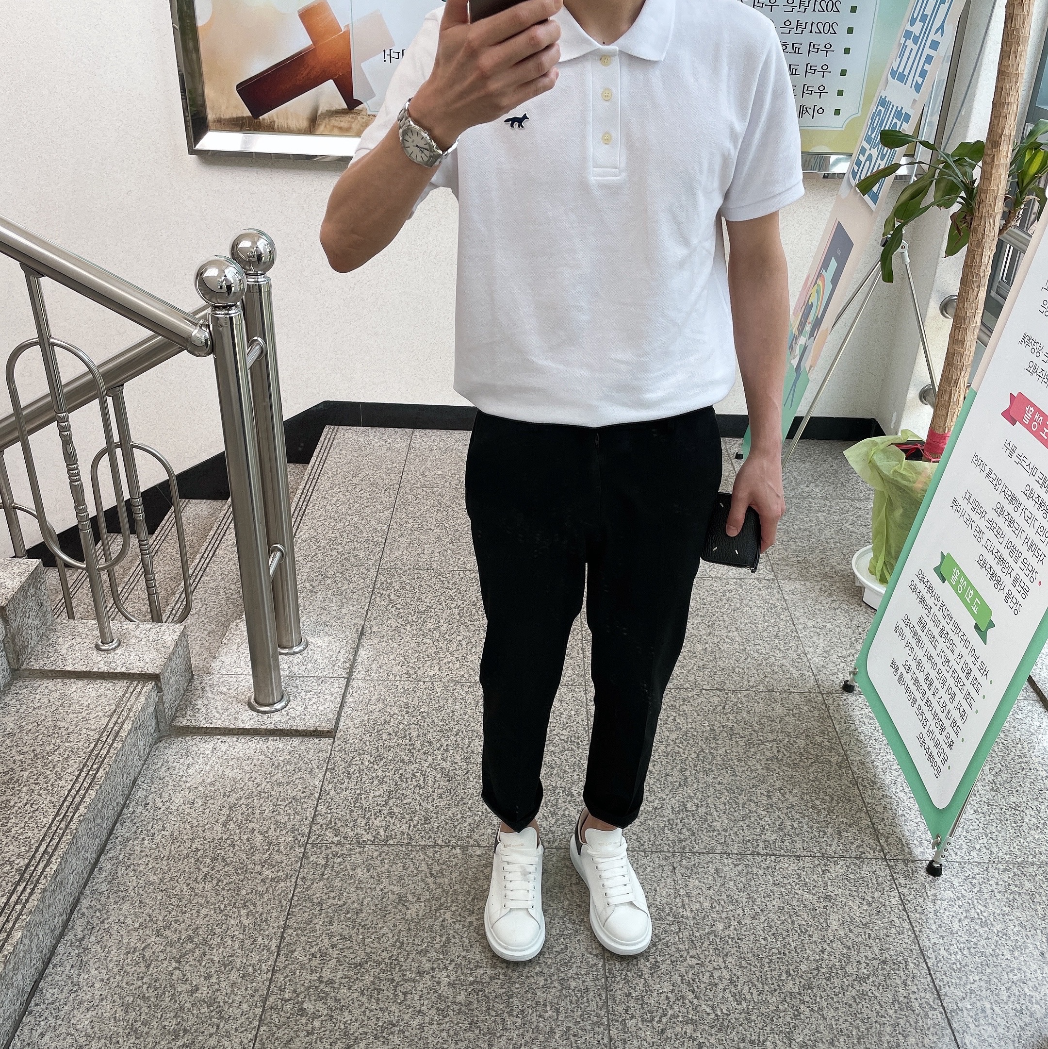 Alexander McQueen Oversized Sneakers White Black 착용 스타일
