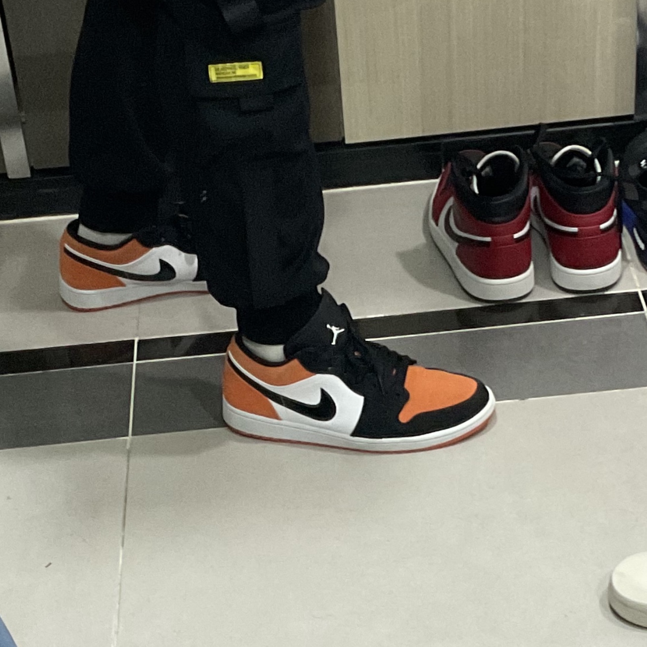 Jordan 1 Low Shattered Backboard, Jordan 1 Mid Chicago Black Toe 착용 스타일
