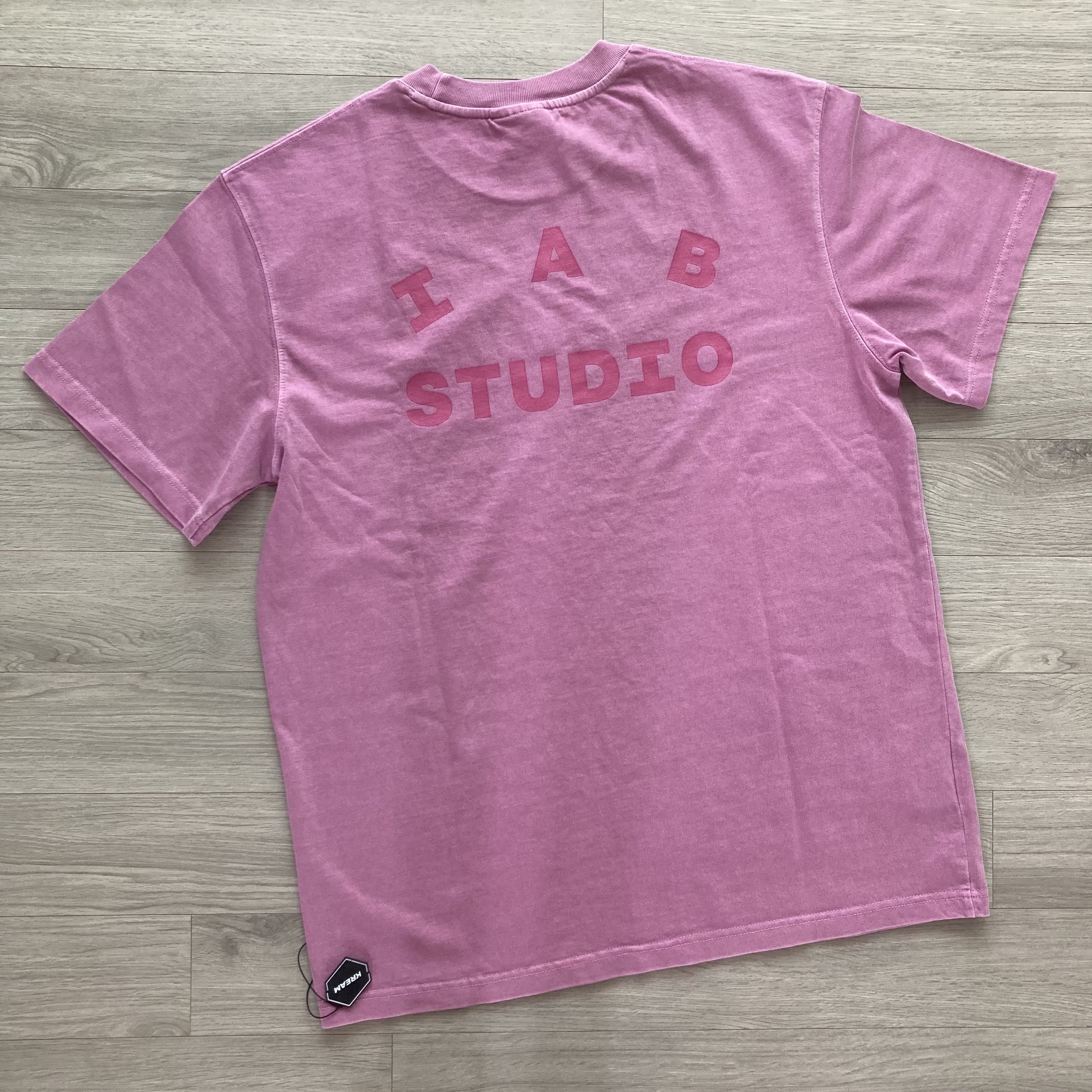 IAB Studio Pigment T-Shirt Magenta 착용 스타일 - 1