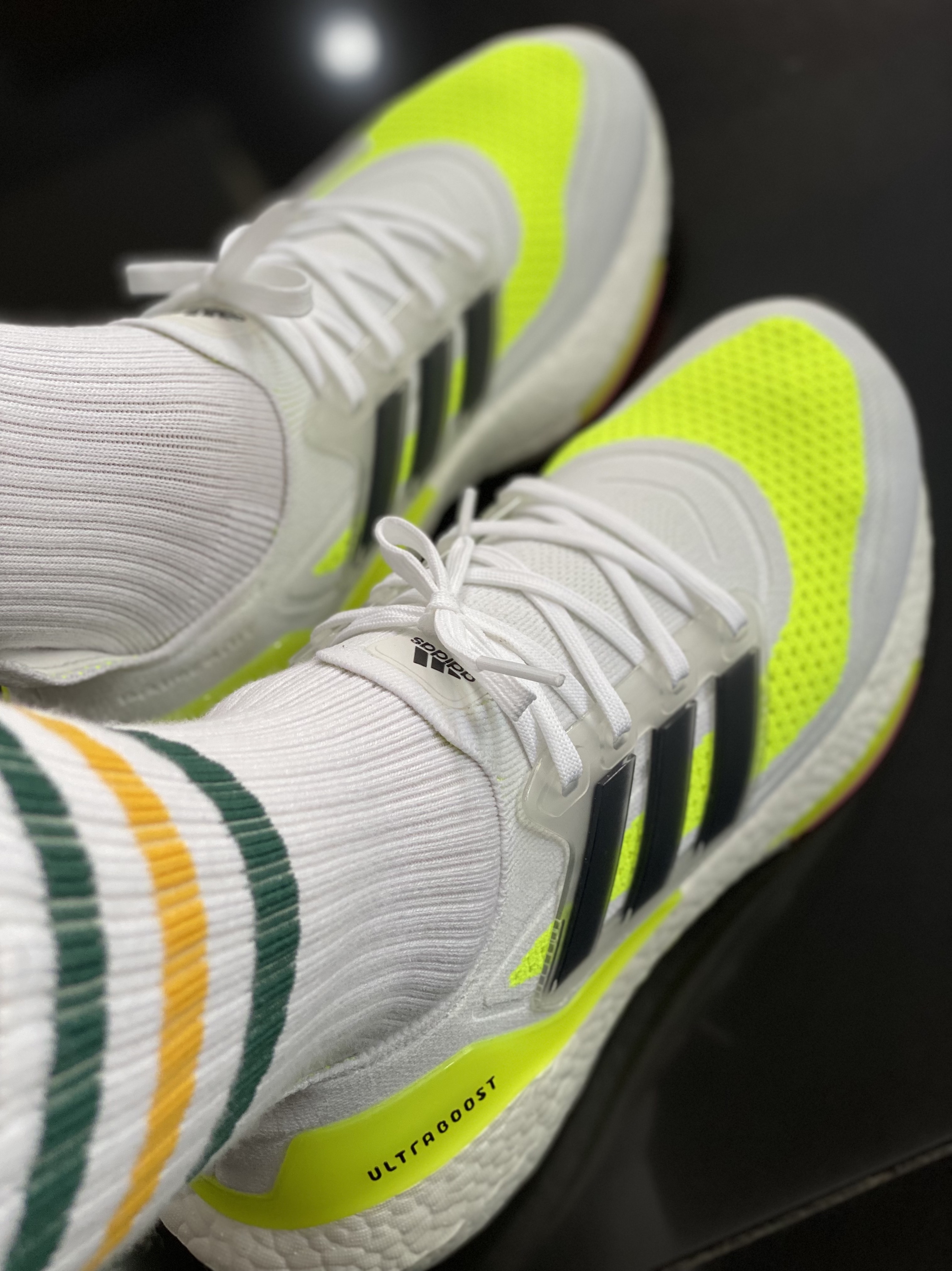 Adidas Ultraboost 21 Solar Yellow 착용 스타일