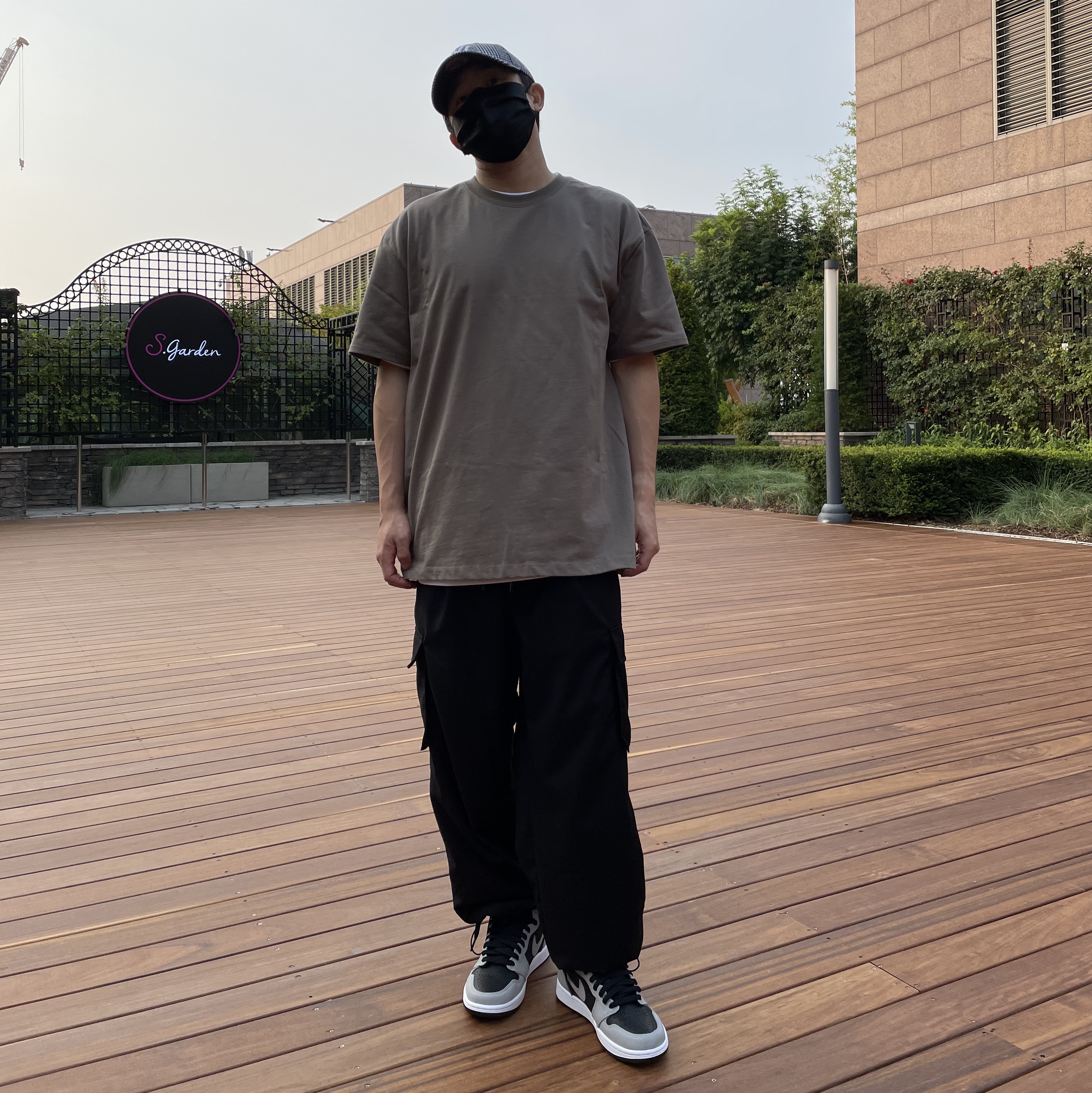 Essentials T-Shirt Taupe - 21SS, Jordan 1 Retro High OG Shadow 2.0 착용 스타일 - 3