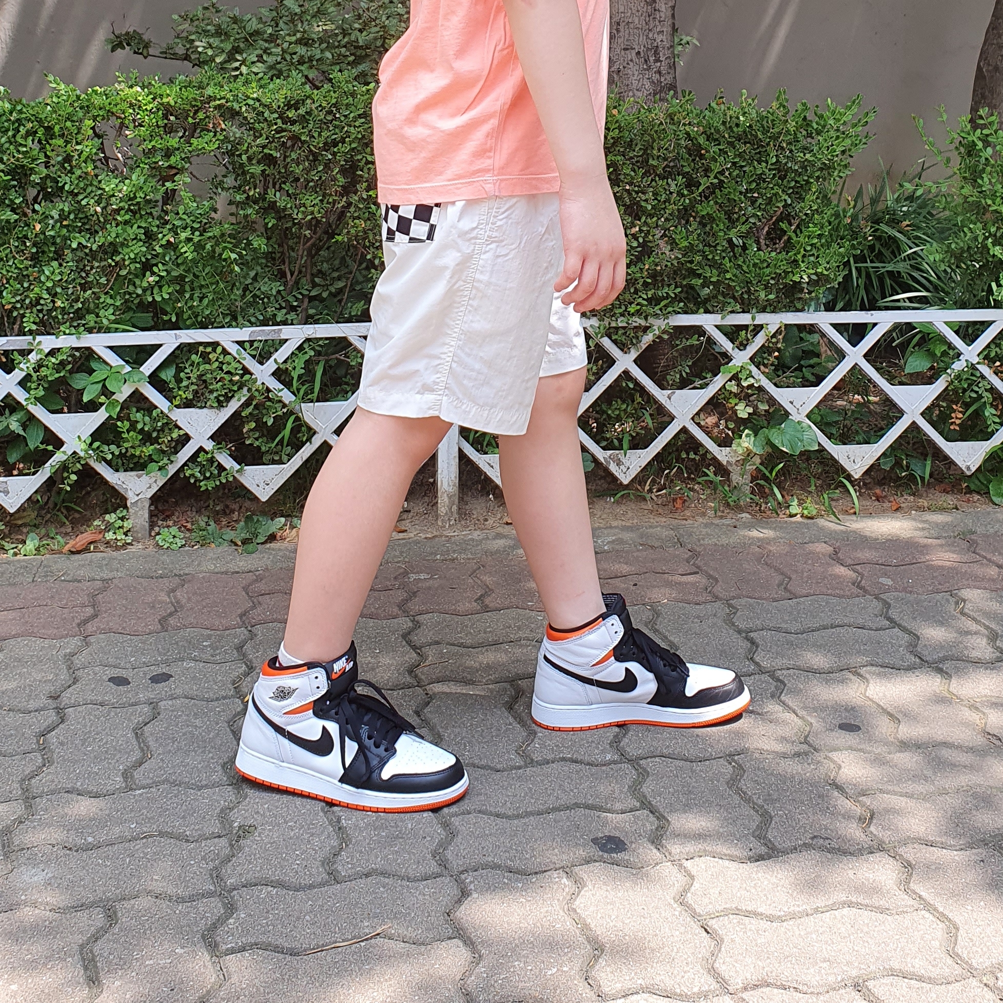 (GS) Jordan 1 Retro High OG Electro Orange, Jordan 1 Retro High OG Electro Orange 착용 스타일 - 2