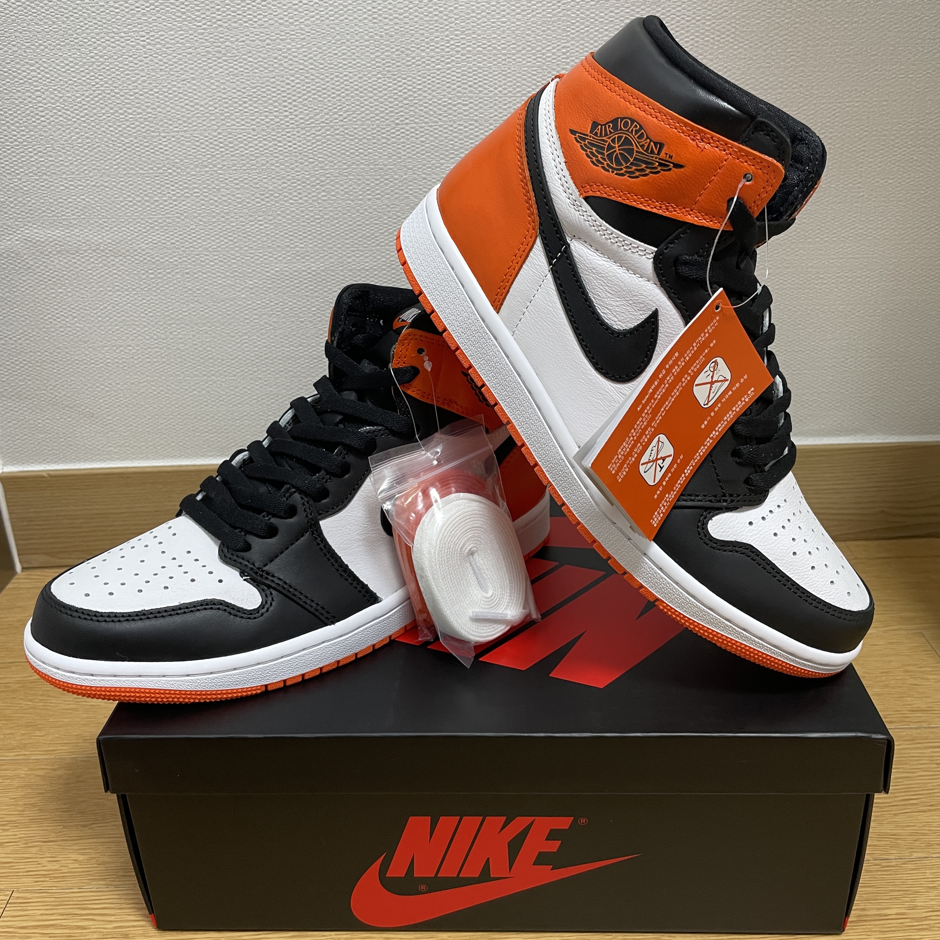 Jordan 1 Retro High OG Electro Orange 착용 스타일