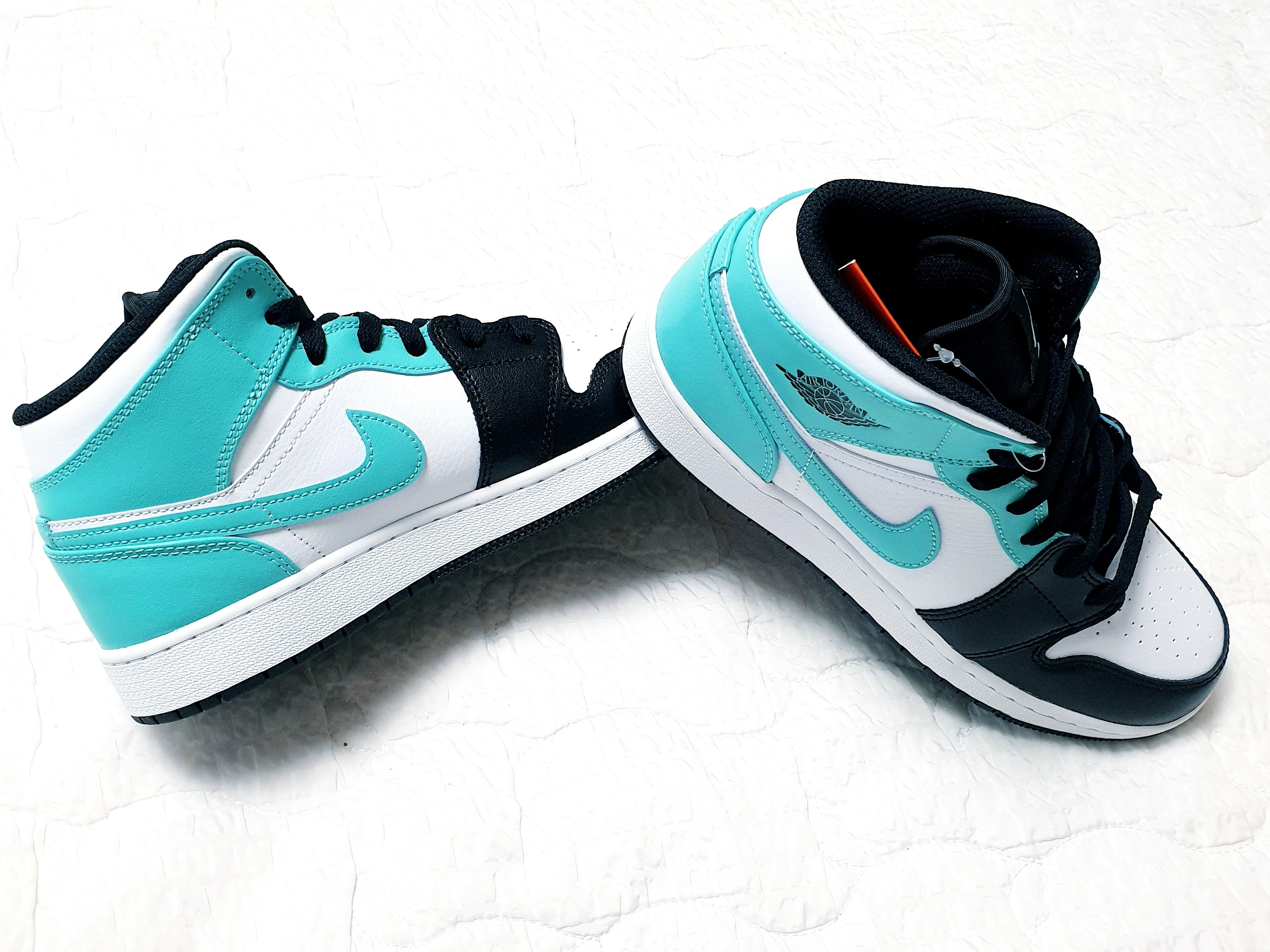 Jordan 1 Mid Tropical Twist 착용 스타일