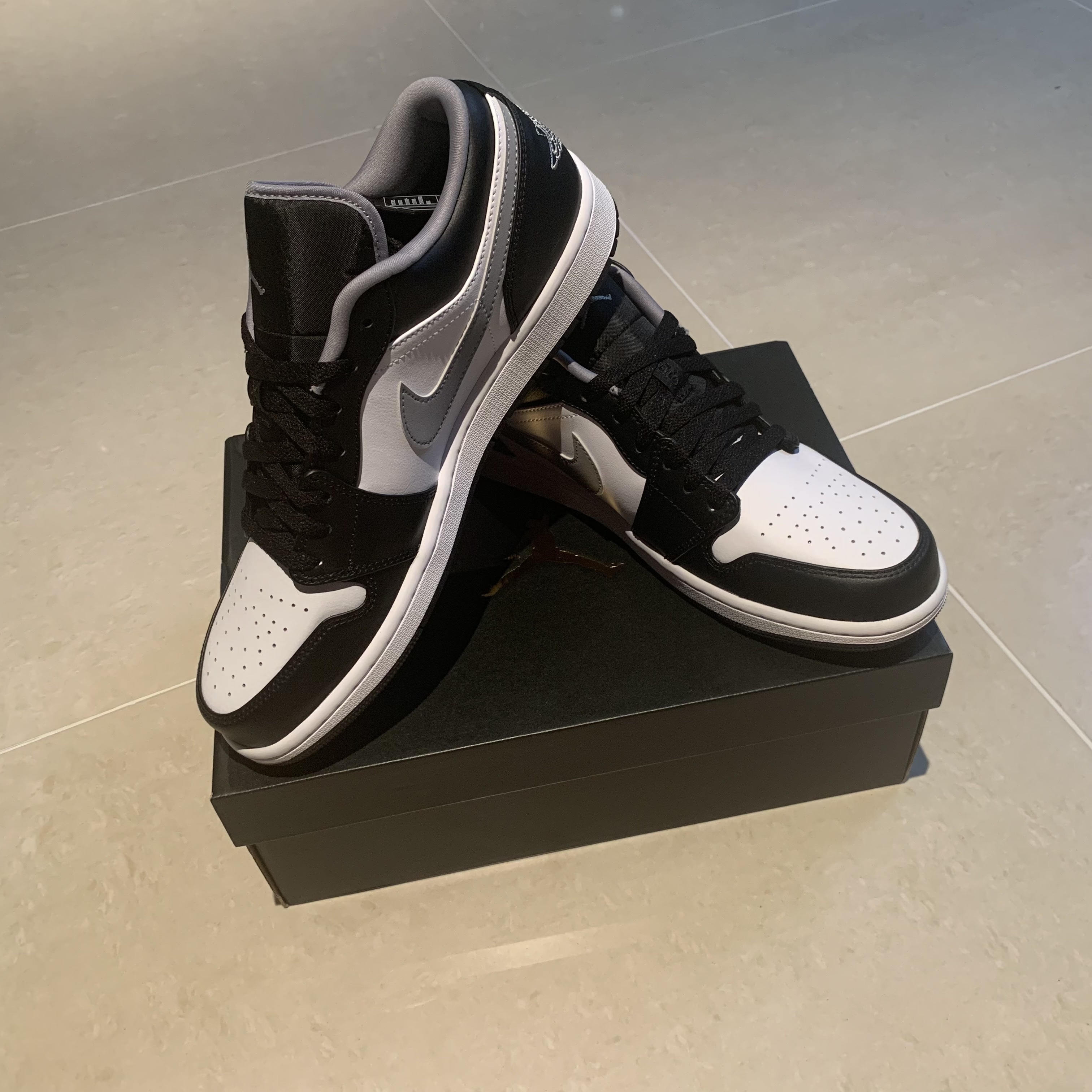 Jordan 1 Low Black Particle Grey 착용 스타일 - 2
