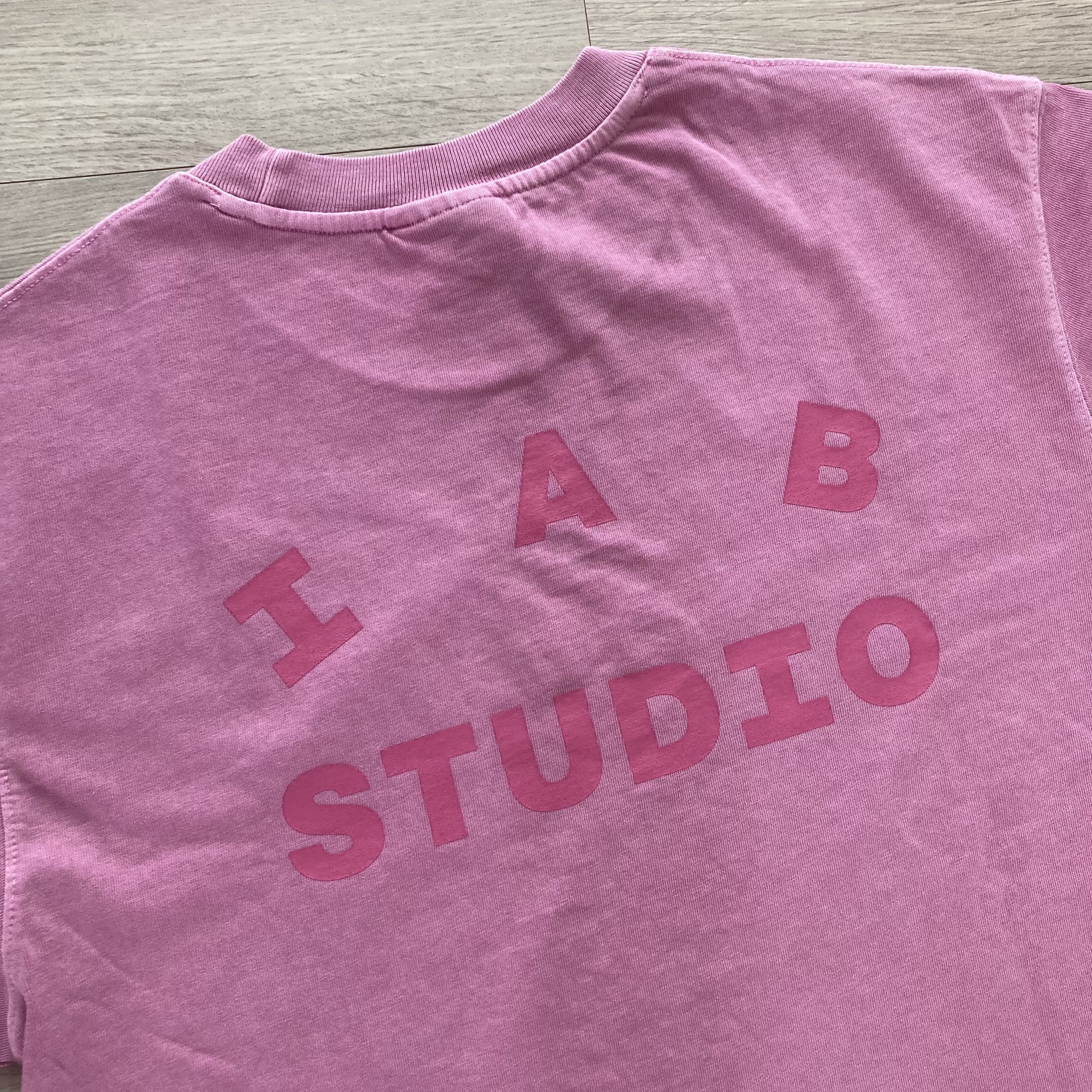 IAB Studio Pigment T-Shirt Magenta 착용 스타일 - 3