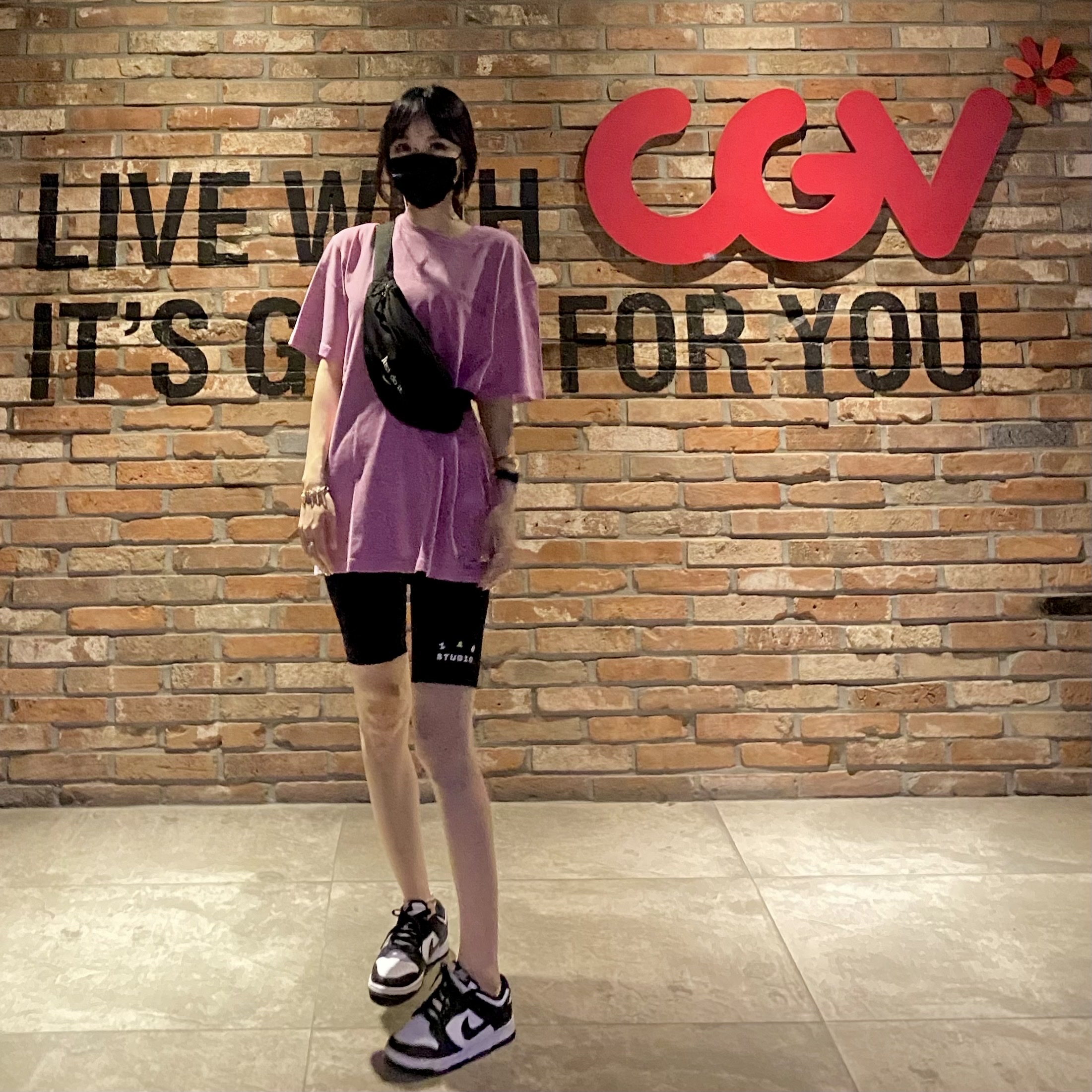 IAB Studio Pigment T-Shirt Magenta, (W) IAB Studio Leggings Shorts Black 착용 스타일 - 3