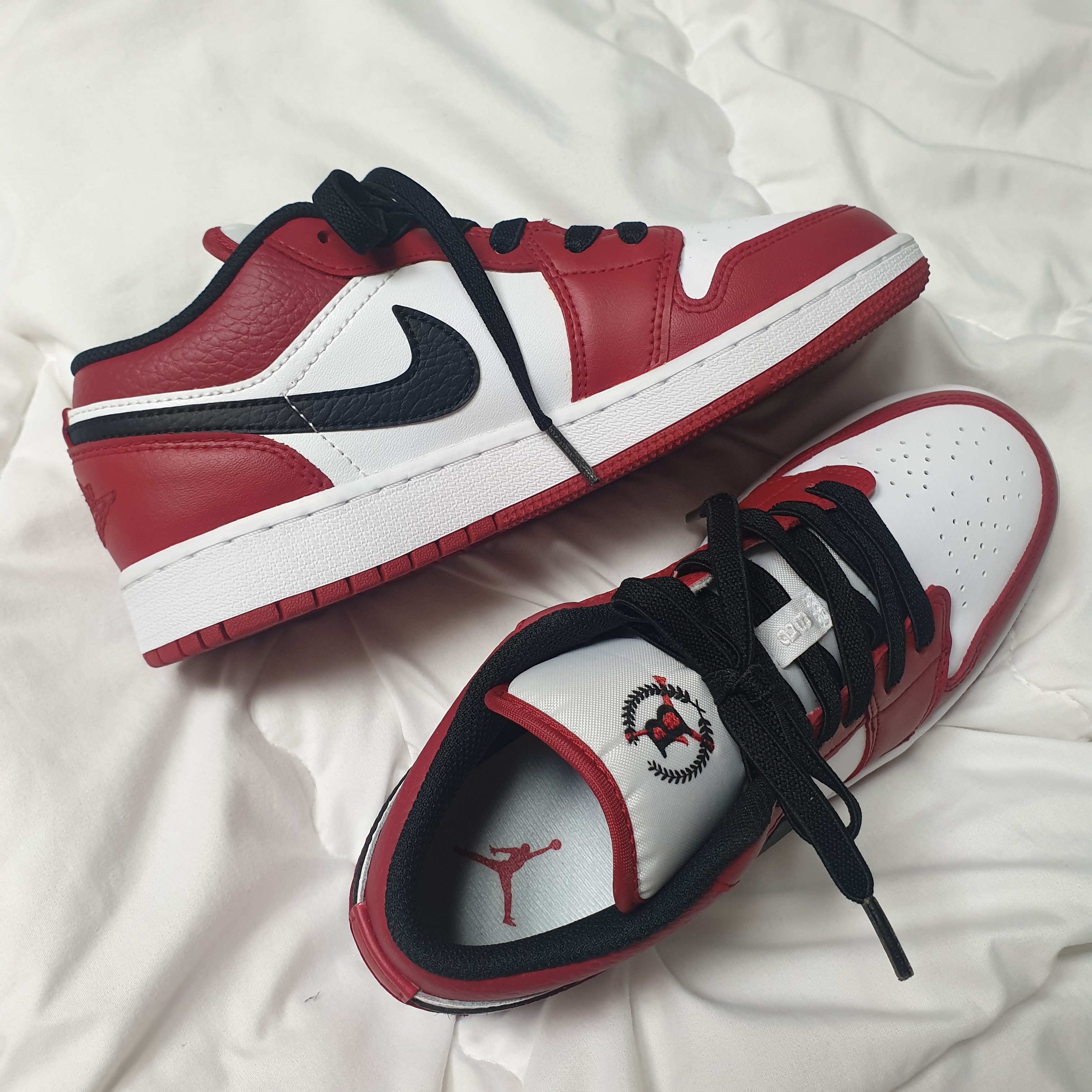 Jordan 1 Retro Low OG Chicago 2016, (GS) Jordan 1 Low White Red Black 착용 스타일 - 1