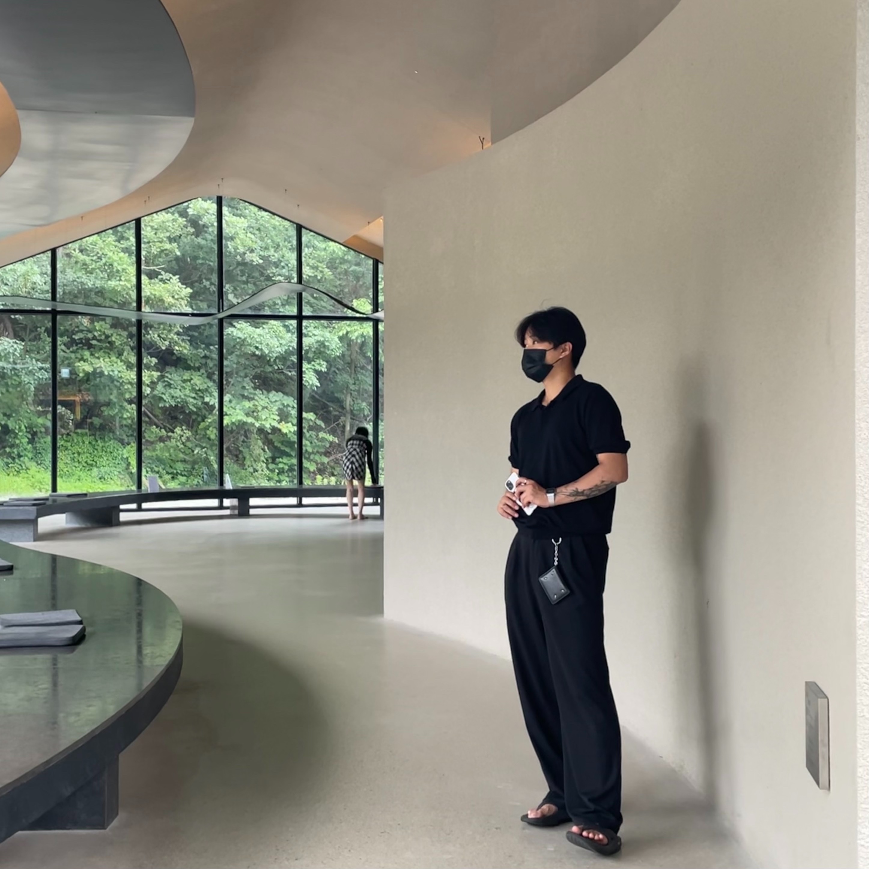 Maison Margiela Keyring Wallet Black, Oofos x Takahiromiyashita The Soloist Signature Flip-Flop Black White 착용 스타일 - 2