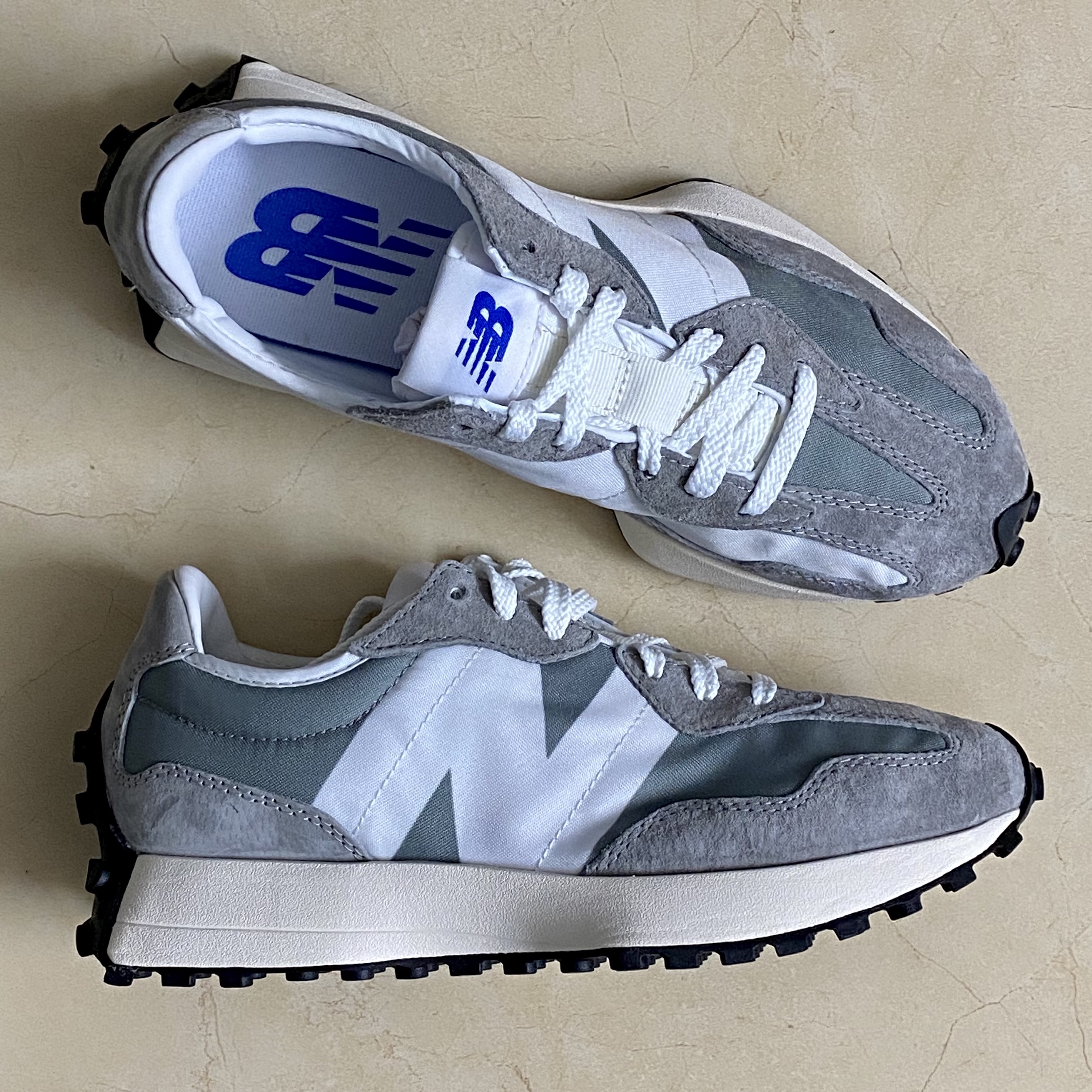 New Balance 327 Grey 착용 스타일