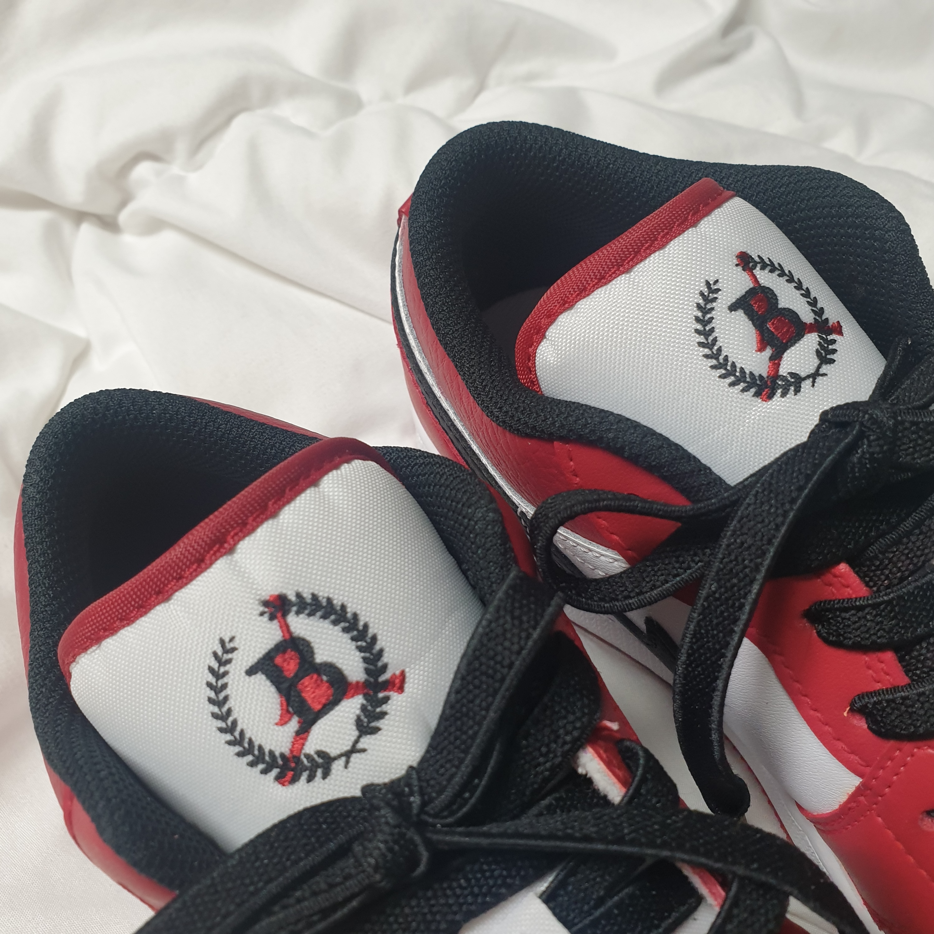 Jordan 1 Retro Low OG Chicago 2016, (GS) Jordan 1 Low White Red Black 착용 스타일 - 3