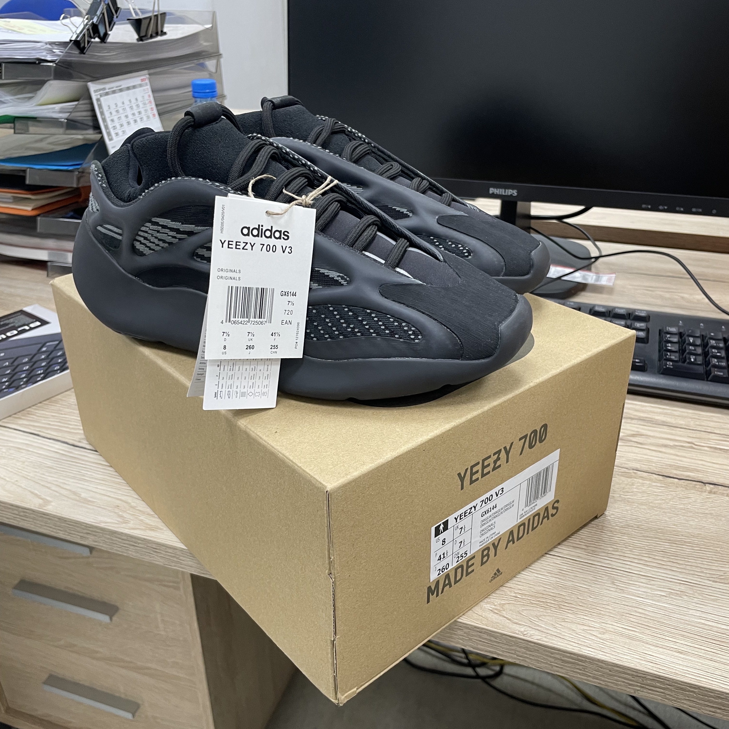 Adidas Yeezy 700 V3 Dark Glow 착용 스타일