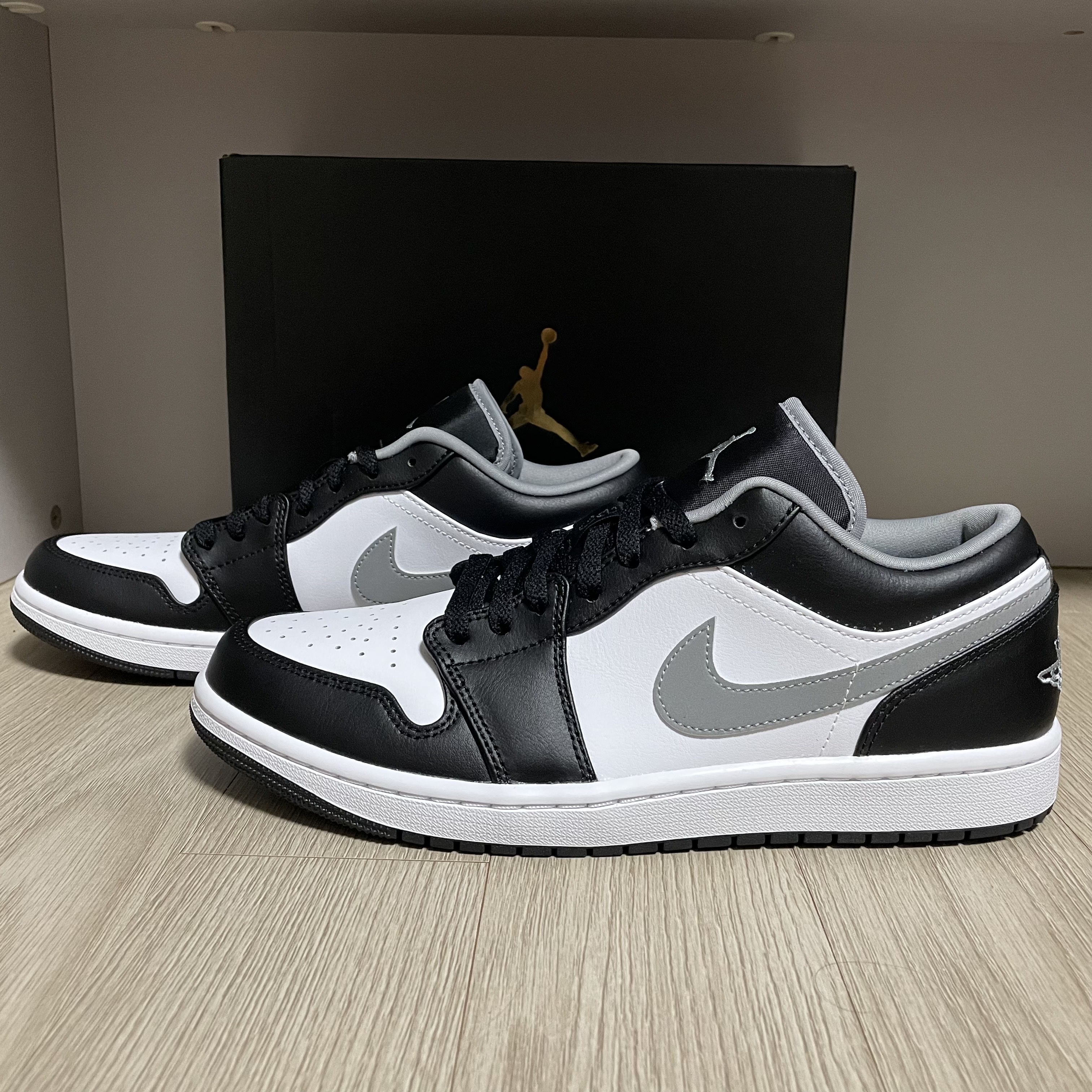 Jordan 1 Low Black Particle Grey 착용 스타일 - 1