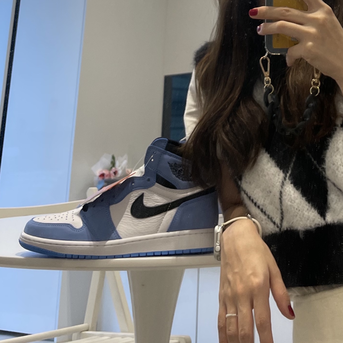 Jordan 1 Retro High OG University Blue 착용 스타일 - 3