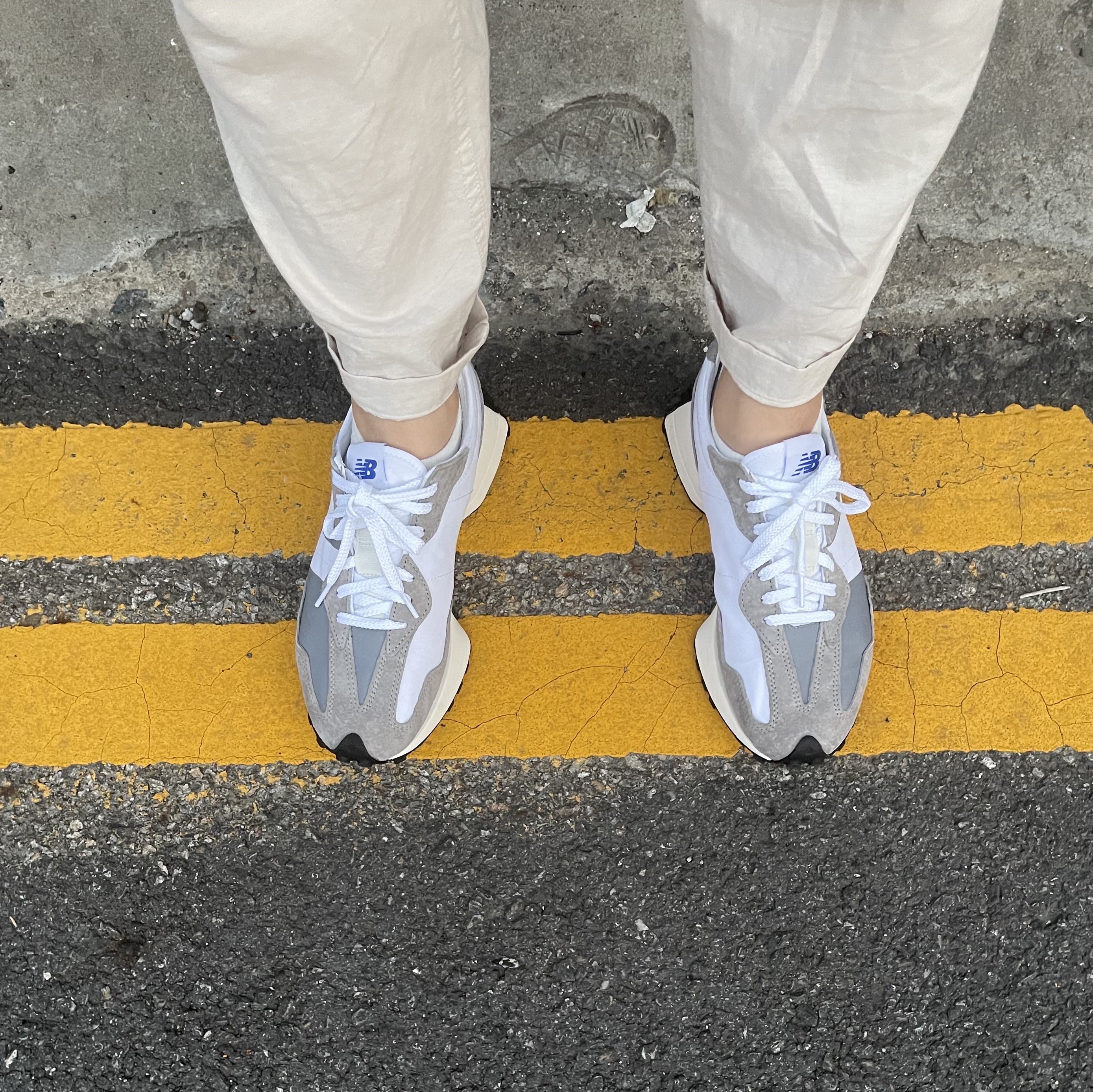 New Balance 327 Grey 착용 스타일