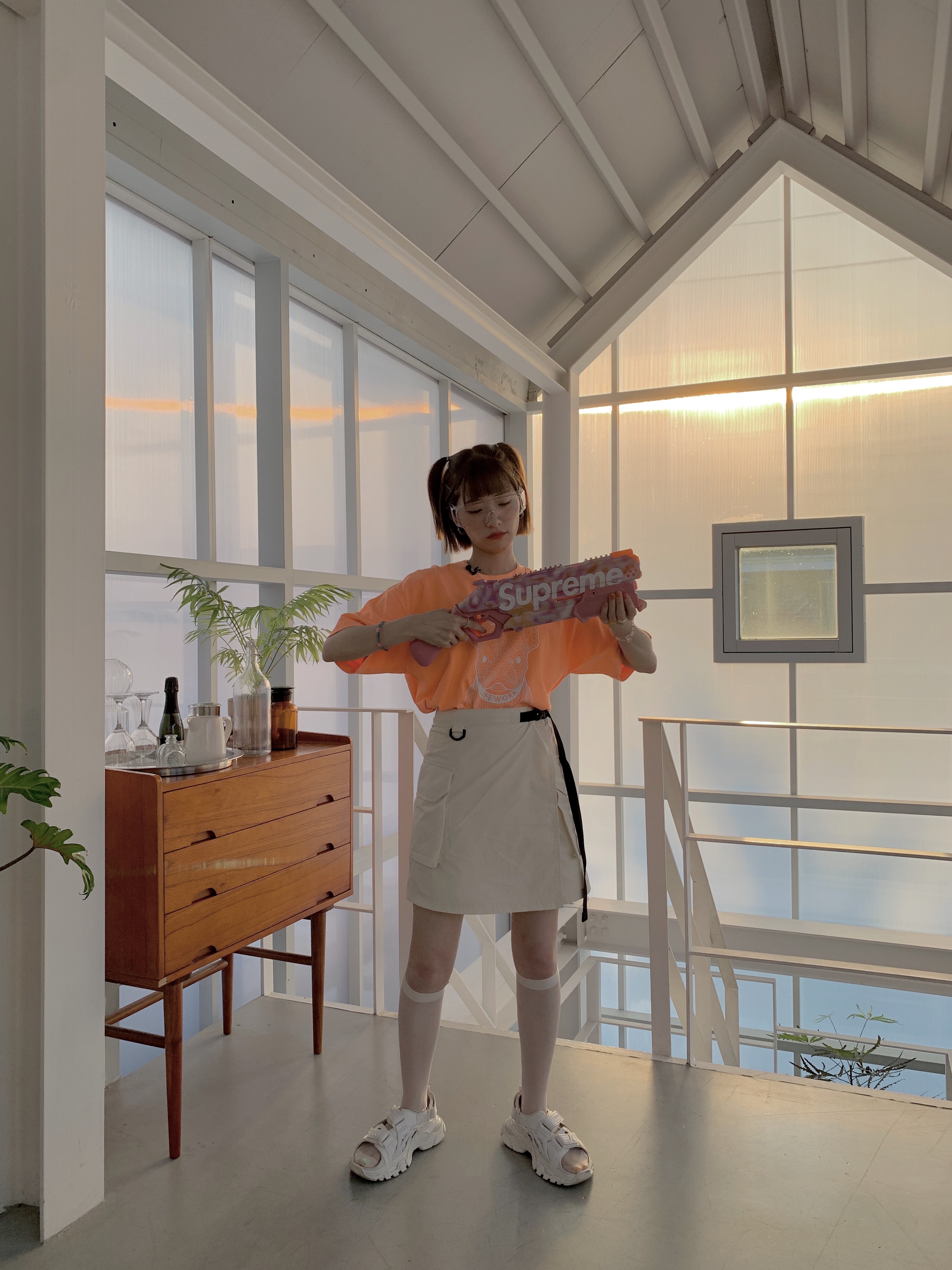 Supreme x Nerf Rival Takedown Blaster Pink - 21SS, Supreme x Nerf Rival Takedown Blaster Blue - 21SS 착용 스타일 - 2