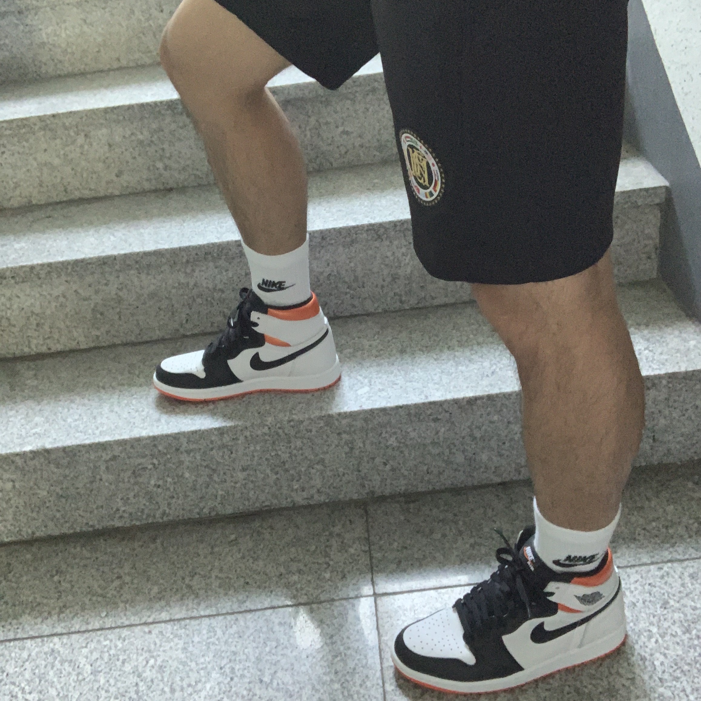 Jordan 1 Retro High OG Electro Orange 착용 스타일