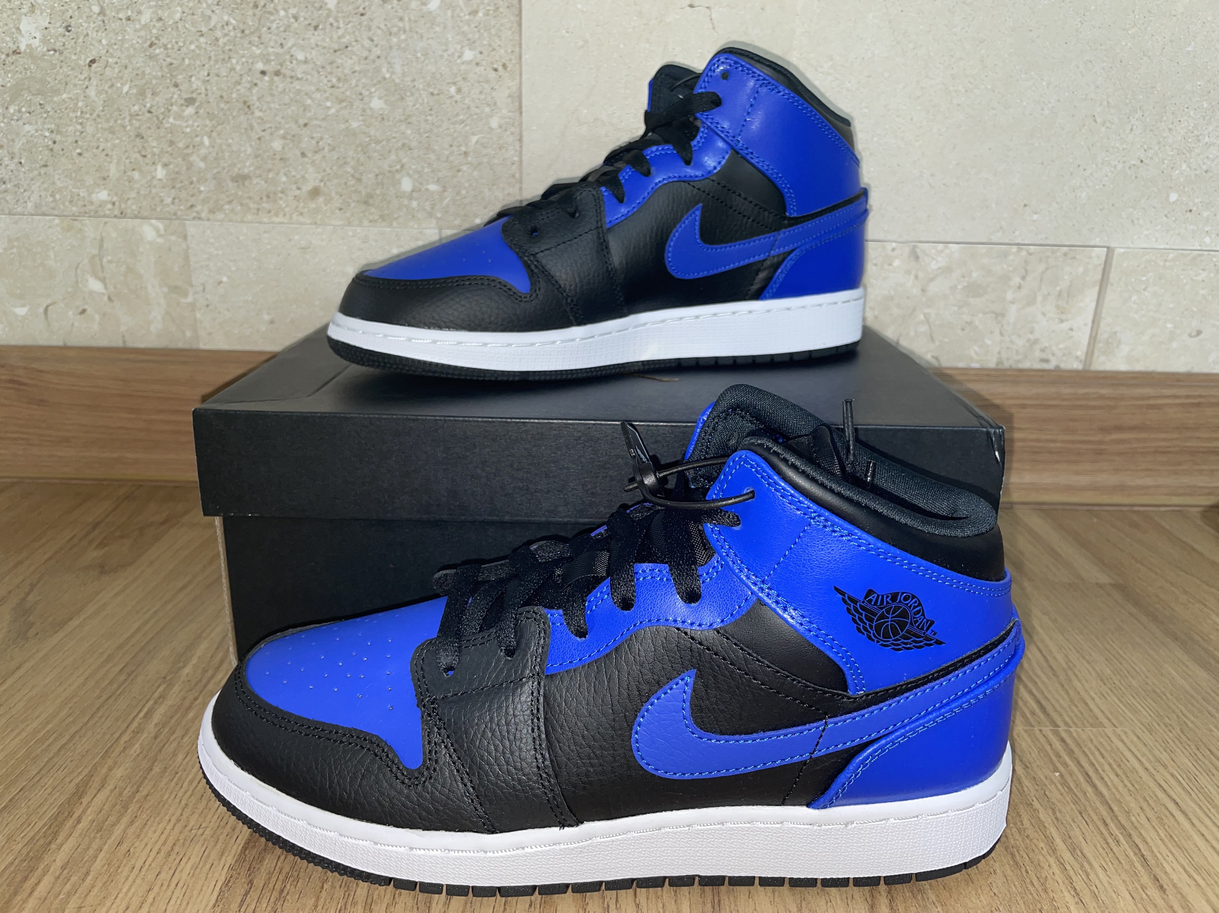(GS) Jordan 1 Mid Black Hyper Royal 착용 스타일 - 1